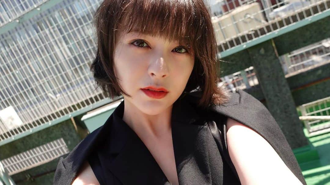 貫地谷しほりのインスタグラム：「お天気にも恵まれた本日 『総理の夫』公開されました！ 是非ご覧になってくださいね！ #映画 #総理の夫  #スタイリスト #mick  #ヘアメイク @ichikikita」
