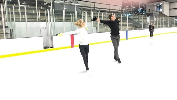 アレクサ・シメカのインスタグラム：「We worked with @shae_lynnbourne this morning and she accidentally pressed Slow Mo for the video recording. Turned out pretty cool!  We touched up on the footwork making some enhancements for SA! ♥️  @brandon_f1992  ——-  -Top from @freepeople  -Leggings  @lisamckinnon90210  -Skates Piano @skates_us @edeaskates -Gloves @amazon」
