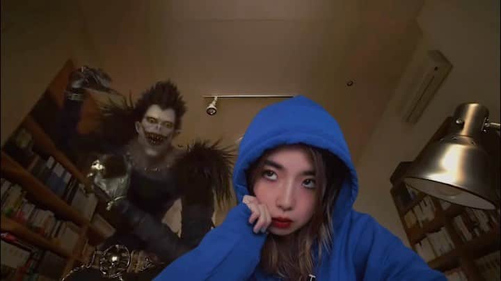 のインスタグラム：「🍎🏴‍☠️📓   Uhhh🤦‍♂️ Calm down, Ryuk! You don’t need to be told. I’m busy now…📖✍️ やれやれ...リンゴあげないといつもこれ🙄       #DEATHNOTE #Light」