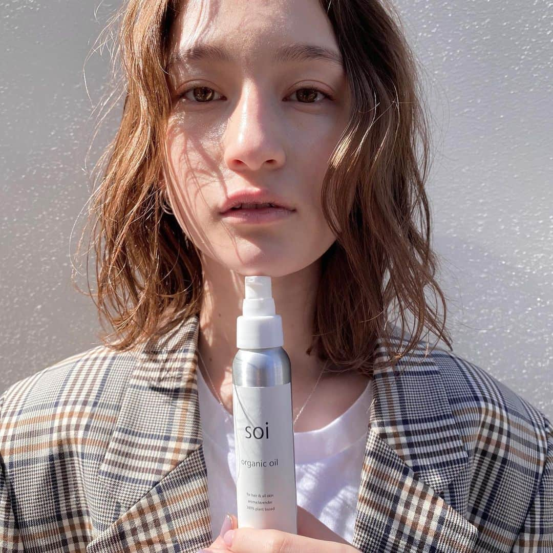 ELICA COLLECTIONのインスタグラム：「soioil 抜け感👍 #抜け感 #透明感 #ヘアケア #ヘアバーム  #ショート #シアバター #濡れ感 #soi #elica #ミツロウ #ナチュラルバーム #カジュアル #soioil #soibalm #アットコスメ #ヘアオイル #amazonタイムセール  #amazon #アボカドオイル  #100%天然 #アルガニスピノサ #サフラワーオイル」