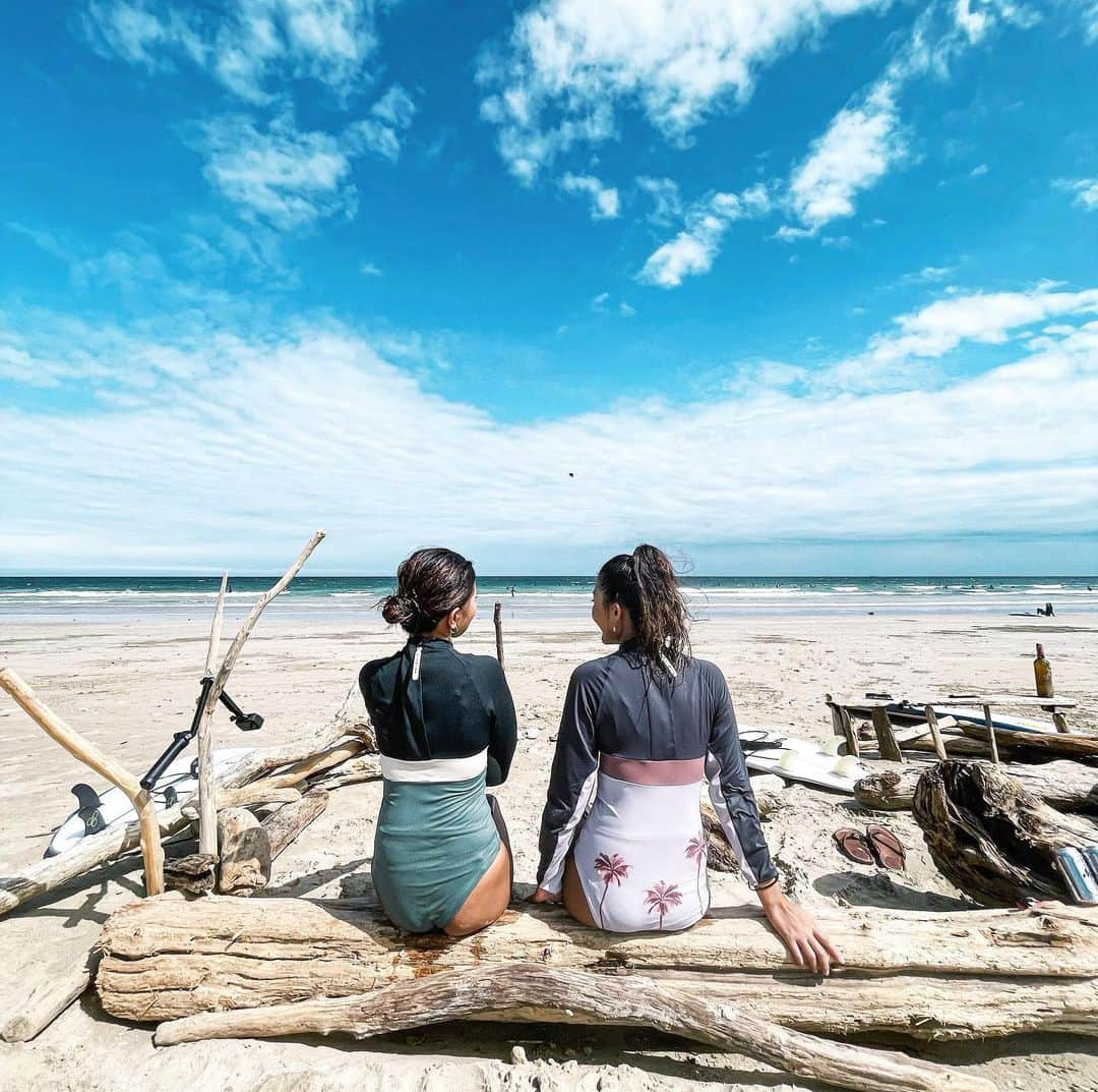 SHIHOのインスタグラム：「♡ ALEXIA surfing girls🏄🏾‍♀️ ・ ・ 天気良くて気持ち良かったなぁ☀️ 波にはやられまくったけどね🤭 海水飲み干したわ。笑 基地が可愛くて大満足な1日やったな✌🏾 ありがとぉー🤍🤍🤍 ・ ・ #伊勢#国府の浜#アリシアスタン#海#ラテ肌#海好きな人と繋がりたい#水着#ビキニ#沖縄#ビーチガール#サーフィン#サーフガール#サーフィンガール#ラッシュガード#bikini #swimwear#sea#beach#tanning#trip#travel#instagood#alexiastam#beachvibes#beachlover#beachlife#alexiastambeachtrip#surfing#surf#surfgirl」