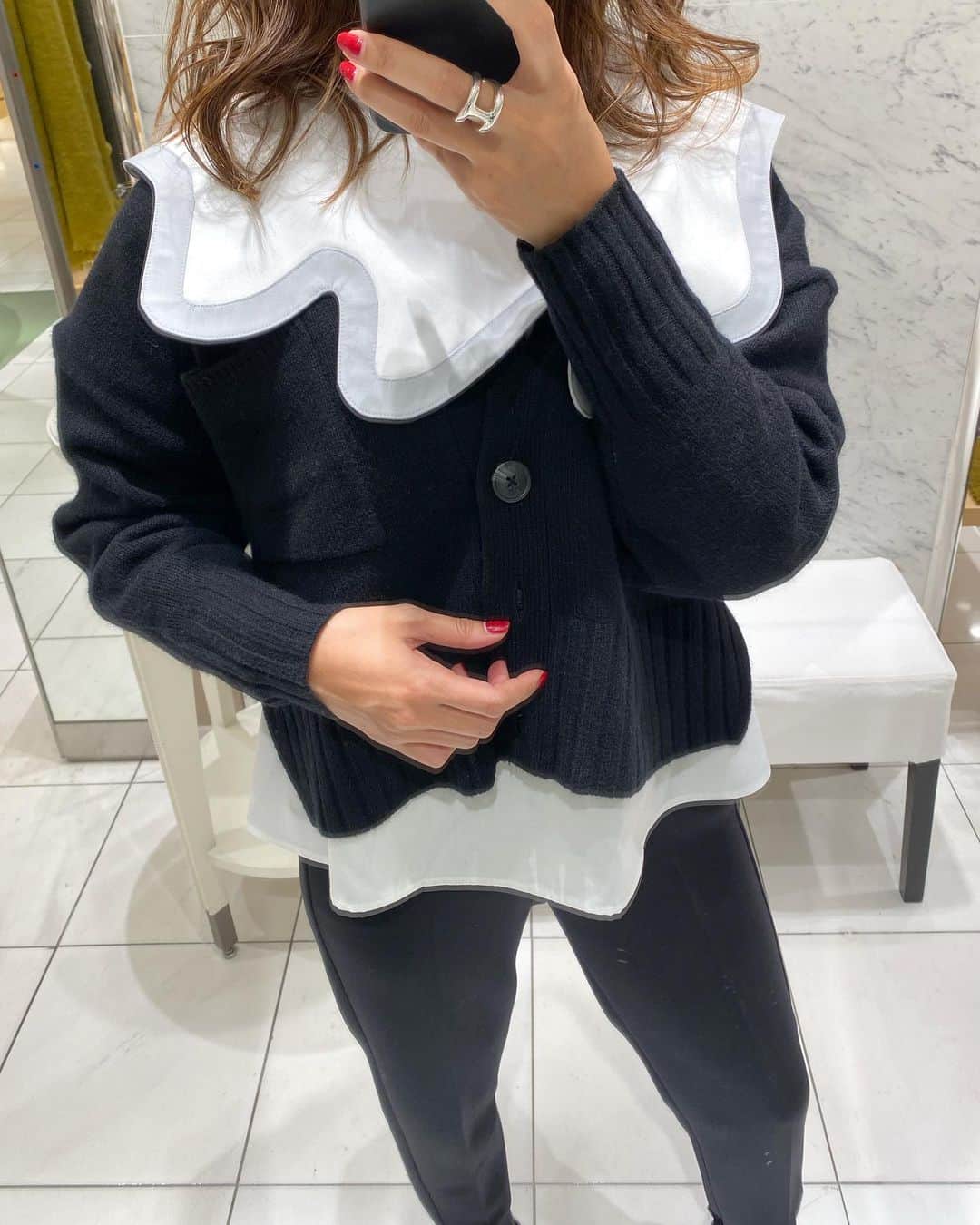 Mai Wakimizuのインスタグラム：「今日のcoordinate♡お客様に教えてもらったスタイリングを早速真似っこ＼(^o^)／ピエロブラウスにリンキングショートカーディガン。パンツは私の制服になってるジョガーパンツ！履き過ぎてクレーム来てます。笑 全て伊勢丹先行です！ さて2日目始まります！今日も沢山のお客様にお会い出来ますように♡ ------------------------------ 【popup shopのご案内】 日時:2021年9月22日(水)〜28日(火) (24日(金)はイベント開催につき終日休業) 場所:伊勢丹新宿店 本館1階 婦人雑貨／イセタンリーフ  ------------------------------ #linkable#リンカブル」