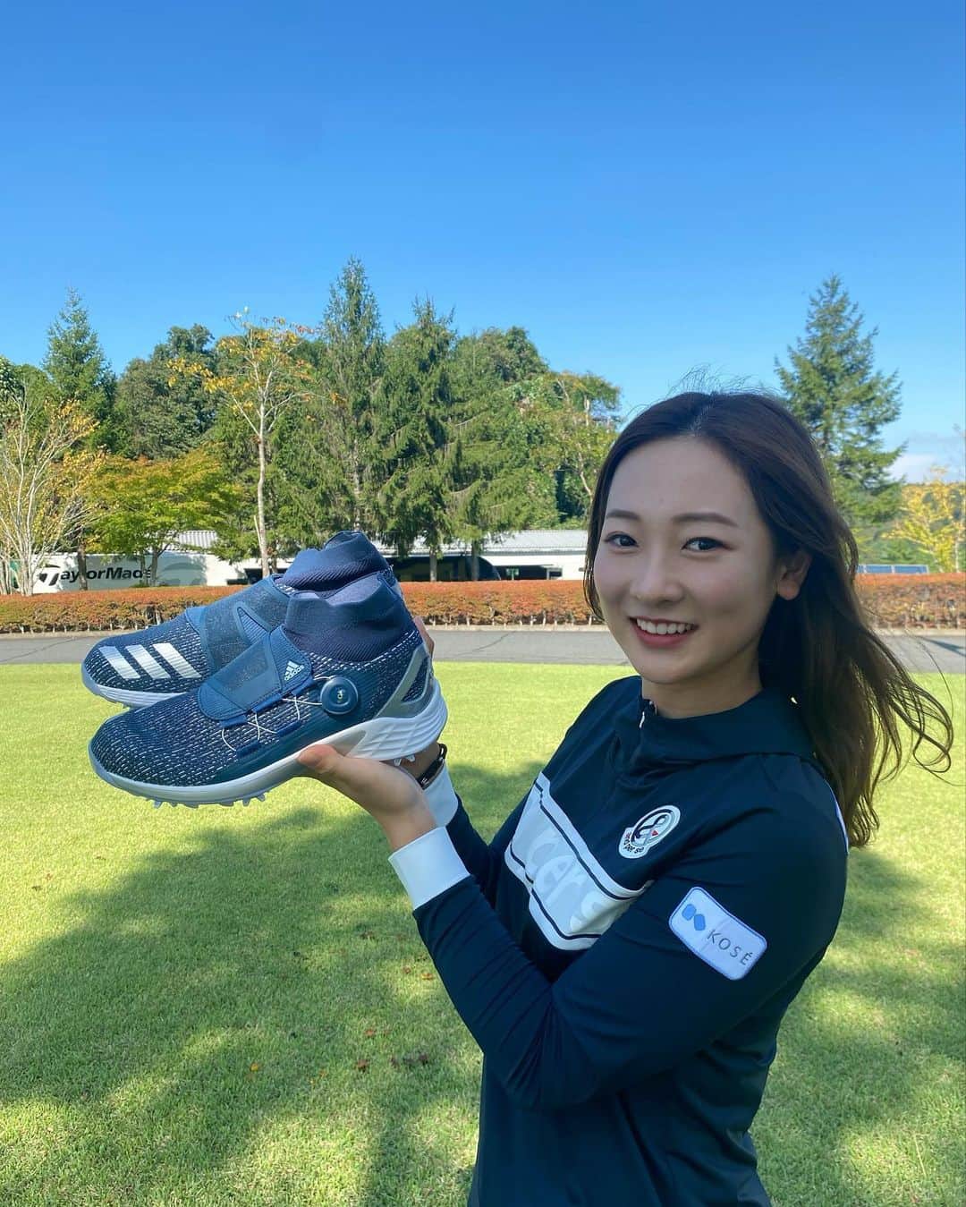 松田鈴英のインスタグラム：「アディダスの『ゼッドジー21 MOTION BOA』を今、以前のゼッドジー21と併用して履いています👟🔥  ミッドカットのデザインが足首をサポートしてくれるため、踏ん張れて、振れます！ オシャレ感もあり、気に入っています✨  #松田鈴英 #ずっとゴルフ #アディダスゴルフ #teamadidas #ZG21 #createdwithadidas @adidasgolf @adidastokyo」