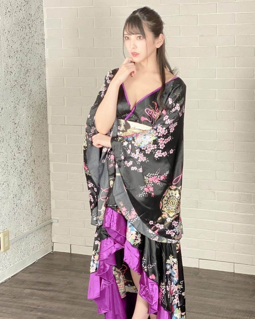 倉木しおりさんのインスタグラム写真 - (倉木しおりInstagram)「着物ドレスのオフショットも🖤  #えっちなおねえさん」9月23日 11時12分 - shiori_kuraki