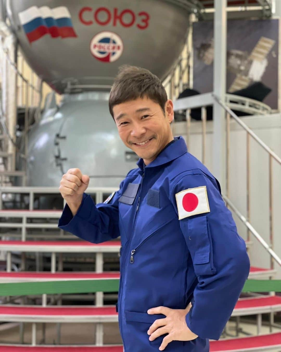 前澤友作のインスタグラム：「【打ち上げまで76日🚀】ついに訓練着もらいました。日の丸ついてるとシャキッとするね🇯🇵  【76 days until Launch🚀】Finally received my flight suit for training. Proud to have the Japanese flag on it🇯🇵  #前澤宇宙旅行 #MZJourneytoSpace」