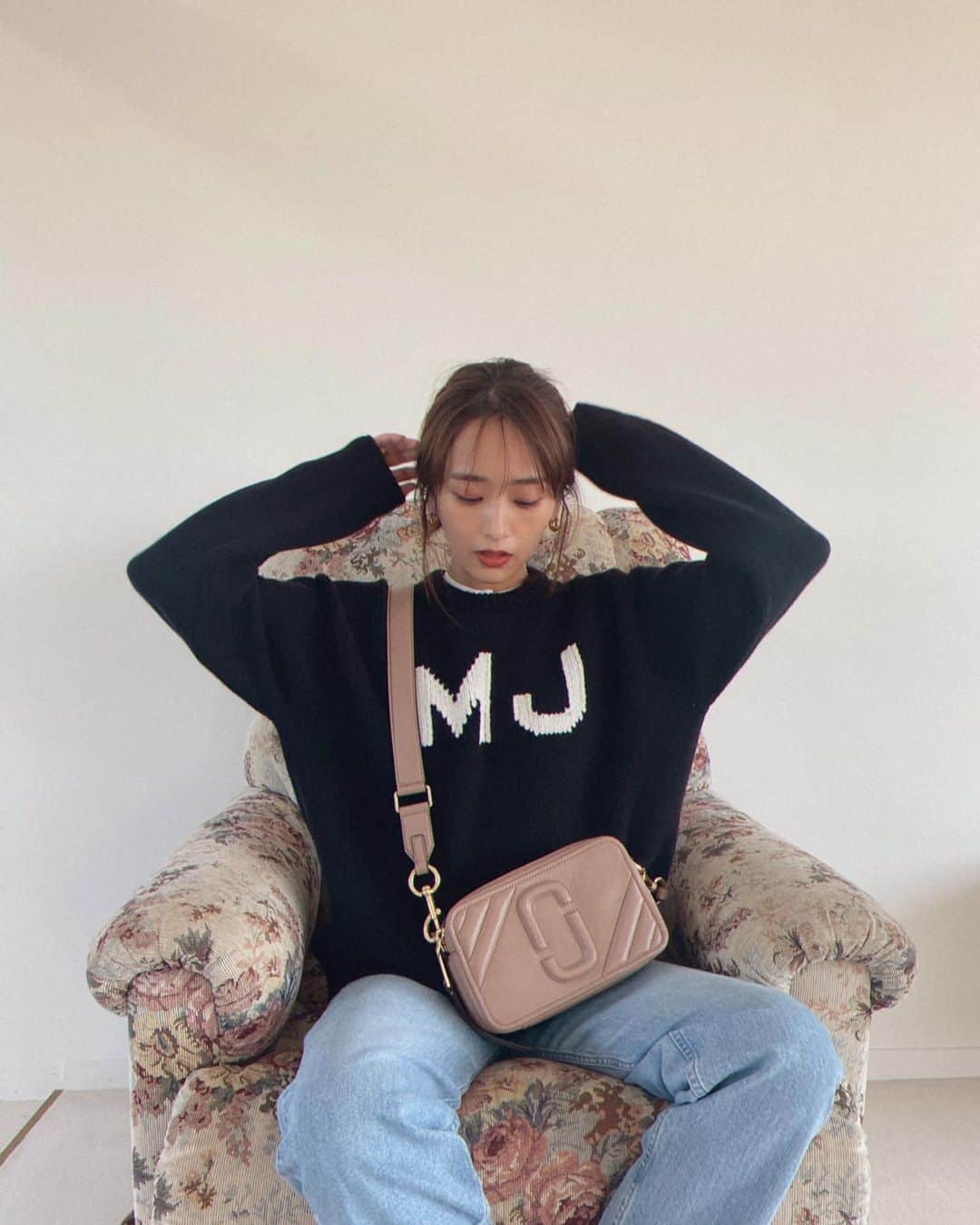 近藤千尋のインスタグラム：「MARC JACOBSの 新作バッグTHE MOTO SHOT👜 どんなコーデにも合いそう🤫💫 ニットも @MARCJACOBSJAPAN 🤍🤎  #MARCJACOBS #マークジェイコブス」
