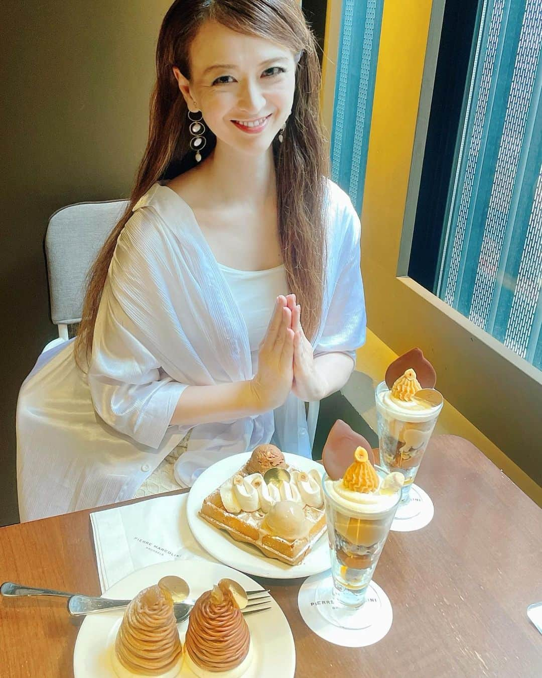 里井真由美さんのインスタグラム写真 - (里井真由美Instagram)「ピエールマルコリーニさんのパフェ「マロン ジャンドゥーヤ」秋限定でございます〜 @pierre_marcolini_japan   上から下まで マロン&ショコラ〜❤️ シェフの「ショコラとマロンをおいしく」の気持ちが込められたパフェです。 好み〜💯😍❤️   パフェの中に入っているジャンドゥーヤアイスクリームは 日本初アイテム♡  パフェにはオリジナルのクーベルチョコレートとヨーロッパ産のマロンペーストやマロンアイスが たっぷりで、トップのマロングラッセとショコラも良き💓  パフェ全体の中で、ヘーゼルナッツのアクセントがいいです、あ！ナッツは店舗でローストされているので香りも良きです♡  あとね、シェフの故郷ベルギーと言えば〜のワッフルもおすすめ🇧🇪ジャンドゥーヤアイス、ナッツが添えられてます☺️  2人で てんこ盛り食べ切り、 それでも更にショコラも飲んで買って。（笑）   マロンショコラづくしー❤️  11/30まで予定ですが、メニューによっては終了早まるかもなので 要チェックです♪  。。。  🔻ピエールマルコリーニ 秋限定カフェメニュー 販売期間：2021年9月1日(水)～11月30日(火) 展開店舗：ピエール マルコリーニ 銀座本店・名古屋店 メニュー例： ・マルコリーニ パフェ シーズン 「マロン ジャンドゥーヤ」1,650円 ・マルコリーニ ブリュッセルワッフル 「マロン ジャンドゥーヤ」1,320円  Thank you for inviting me @pierre_marcolini_japan  @pierremarcolini  @aratakawaguchi  with @shihorin24   。。。。  お休みの方もお仕事の方も 素敵な一日をお過ごしくださいね〜  今週末から テレビ出演が続くので 後ほど告知させて頂きますね☺️💓  。。。。  #ピエールマルコリーニ#銀座カフェ  #pierremarcolini  #marcolini #montblanc #モンブランの世界#モンブラン#栗#栗スイーツ#和栗#sweets#スイーツ#cake#里井真由美#入刀でございます #フードジャーナリスト里井真由美#断面モンブラン#蛋糕#断面フェチ#栗子蛋糕#さといいね #ありが糖運動#japan#japanese」9月23日 11時36分 - mayumi.satoi