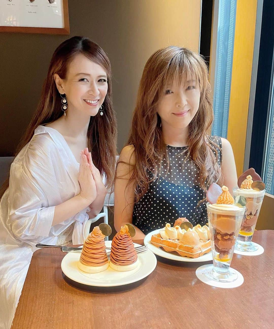 里井真由美さんのインスタグラム写真 - (里井真由美Instagram)「ピエールマルコリーニさんのパフェ「マロン ジャンドゥーヤ」秋限定でございます〜 @pierre_marcolini_japan   上から下まで マロン&ショコラ〜❤️ シェフの「ショコラとマロンをおいしく」の気持ちが込められたパフェです。 好み〜💯😍❤️   パフェの中に入っているジャンドゥーヤアイスクリームは 日本初アイテム♡  パフェにはオリジナルのクーベルチョコレートとヨーロッパ産のマロンペーストやマロンアイスが たっぷりで、トップのマロングラッセとショコラも良き💓  パフェ全体の中で、ヘーゼルナッツのアクセントがいいです、あ！ナッツは店舗でローストされているので香りも良きです♡  あとね、シェフの故郷ベルギーと言えば〜のワッフルもおすすめ🇧🇪ジャンドゥーヤアイス、ナッツが添えられてます☺️  2人で てんこ盛り食べ切り、 それでも更にショコラも飲んで買って。（笑）   マロンショコラづくしー❤️  11/30まで予定ですが、メニューによっては終了早まるかもなので 要チェックです♪  。。。  🔻ピエールマルコリーニ 秋限定カフェメニュー 販売期間：2021年9月1日(水)～11月30日(火) 展開店舗：ピエール マルコリーニ 銀座本店・名古屋店 メニュー例： ・マルコリーニ パフェ シーズン 「マロン ジャンドゥーヤ」1,650円 ・マルコリーニ ブリュッセルワッフル 「マロン ジャンドゥーヤ」1,320円  Thank you for inviting me @pierre_marcolini_japan  @pierremarcolini  @aratakawaguchi  with @shihorin24   。。。。  お休みの方もお仕事の方も 素敵な一日をお過ごしくださいね〜  今週末から テレビ出演が続くので 後ほど告知させて頂きますね☺️💓  。。。。  #ピエールマルコリーニ#銀座カフェ  #pierremarcolini  #marcolini #montblanc #モンブランの世界#モンブラン#栗#栗スイーツ#和栗#sweets#スイーツ#cake#里井真由美#入刀でございます #フードジャーナリスト里井真由美#断面モンブラン#蛋糕#断面フェチ#栗子蛋糕#さといいね #ありが糖運動#japan#japanese」9月23日 11時36分 - mayumi.satoi