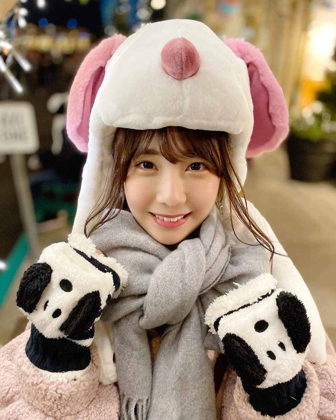天羽希純のインスタグラム：「冬は君と沢山思い出作りたい〜☃️  #usj #ユニバ #ユニバーサルスタジオジャパン #ユニバコーデ #冬コーデ #彼女感 #私服 #マフラー女子 #被写体 #モデル #アイドル」