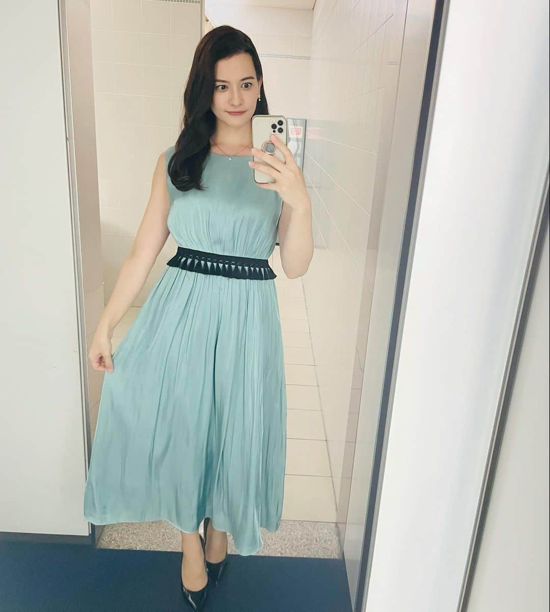 のインスタグラム：「news every.衣装👗  8月23日(月) 光沢感のある綺麗な水色🧚‍♂️フリンジはベルトのように別でつけるようになってるんです✨  @smeralda_official_   8月24日(火) とてもお気に入りだったワンピース🤍着心地も良く、形も綺麗☺️  @smeralda_official_   8月25日(水) 首元のパールと、キュッとしたデザイン、スカートも裾がレースになっていたりアクセントがかわいいスタイルでした🤍  @millioncarats_official   8月26日(木) 結婚式などの参列でも着られそうなワンピース💫黄色のレースって珍しい気がする🌝華やかですよね！  @aimer_dress   8月27日(金) すごく好みな小花柄ワンピ💙 涼しげだけど、ロング丈なので着やすい🌟  @smeralda_official_   アクセサリーは @grossejapan   素敵な衣装をありがとうございました😊  #日本テレビ #newsevery. #アナウンサー #キャスター #アナウンサー衣装」