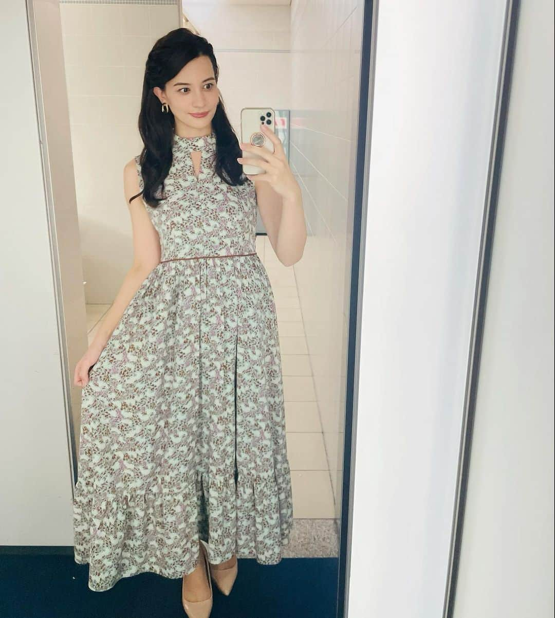 エリザベス・ハードキャッスルさんのインスタグラム写真 - (エリザベス・ハードキャッスルInstagram)「news every.衣装👗  8月23日(月) 光沢感のある綺麗な水色🧚‍♂️フリンジはベルトのように別でつけるようになってるんです✨  @smeralda_official_   8月24日(火) とてもお気に入りだったワンピース🤍着心地も良く、形も綺麗☺️  @smeralda_official_   8月25日(水) 首元のパールと、キュッとしたデザイン、スカートも裾がレースになっていたりアクセントがかわいいスタイルでした🤍  @millioncarats_official   8月26日(木) 結婚式などの参列でも着られそうなワンピース💫黄色のレースって珍しい気がする🌝華やかですよね！  @aimer_dress   8月27日(金) すごく好みな小花柄ワンピ💙 涼しげだけど、ロング丈なので着やすい🌟  @smeralda_official_   アクセサリーは @grossejapan   素敵な衣装をありがとうございました😊  #日本テレビ #newsevery. #アナウンサー #キャスター #アナウンサー衣装」9月23日 12時44分 - elizabeth_hc49