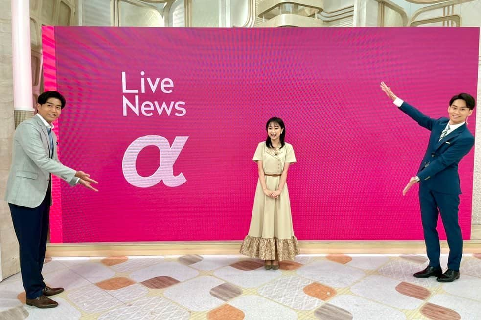 佐久間みなみのインスタグラム：「⠀ だいぶ日が経ってしまいましたが…⠀  今回、『Live News α』も2日間担当させていただきました。⠀  いつもと違った雰囲気で、毎回緊張…😵⠀  でも、⠀ 内野アナや今湊アナをはじめ、多くの方にサポートして頂いたお陰で安心して臨むことができました😭✨⠀  お2人とも⠀ 本当にありがとうございました…！🙇🏻‍♂️⠀  原稿を読むのではなく、 「伝える」という気持ちをもつこと。⠀ 当たり前のことかもしれませんが、 本当に出来ているのかな？と思うことも…。⠀  現状に決して甘えず、 更に成長できるよう努力していこうと思えた2日間でした💪🏻⠀  改めて、三田アナ、内田アナの凄さに気付きました…お2人からはいつもたくさんのことを学ばせて頂いています😭⠀  #livenewsα #代行 #2枚目の写真 #後ろ姿は #今湊さんです #笑」