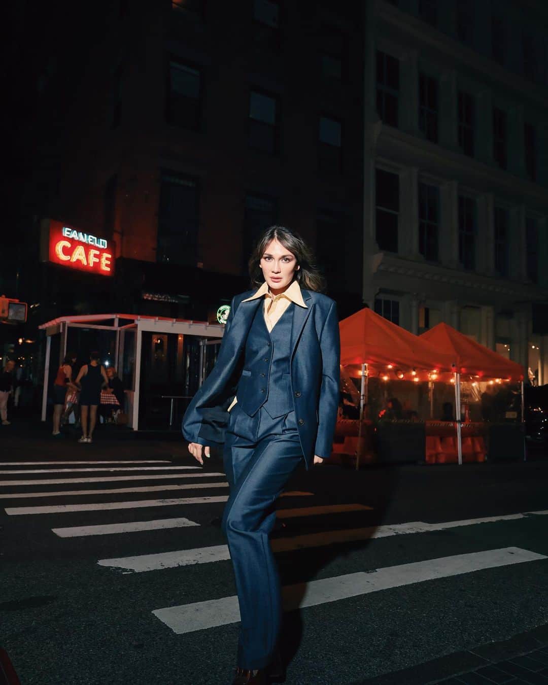 ルナ・マヤのインスタグラム：「#ToryBurchIndonesia#ToryBurchFW21 @time.international @toryburch  Hair by @noveoalexandermakeup  MUA by @erniaredberry @redberrywedding Stylist by @bimopermadi  📷 @aldiphoto」