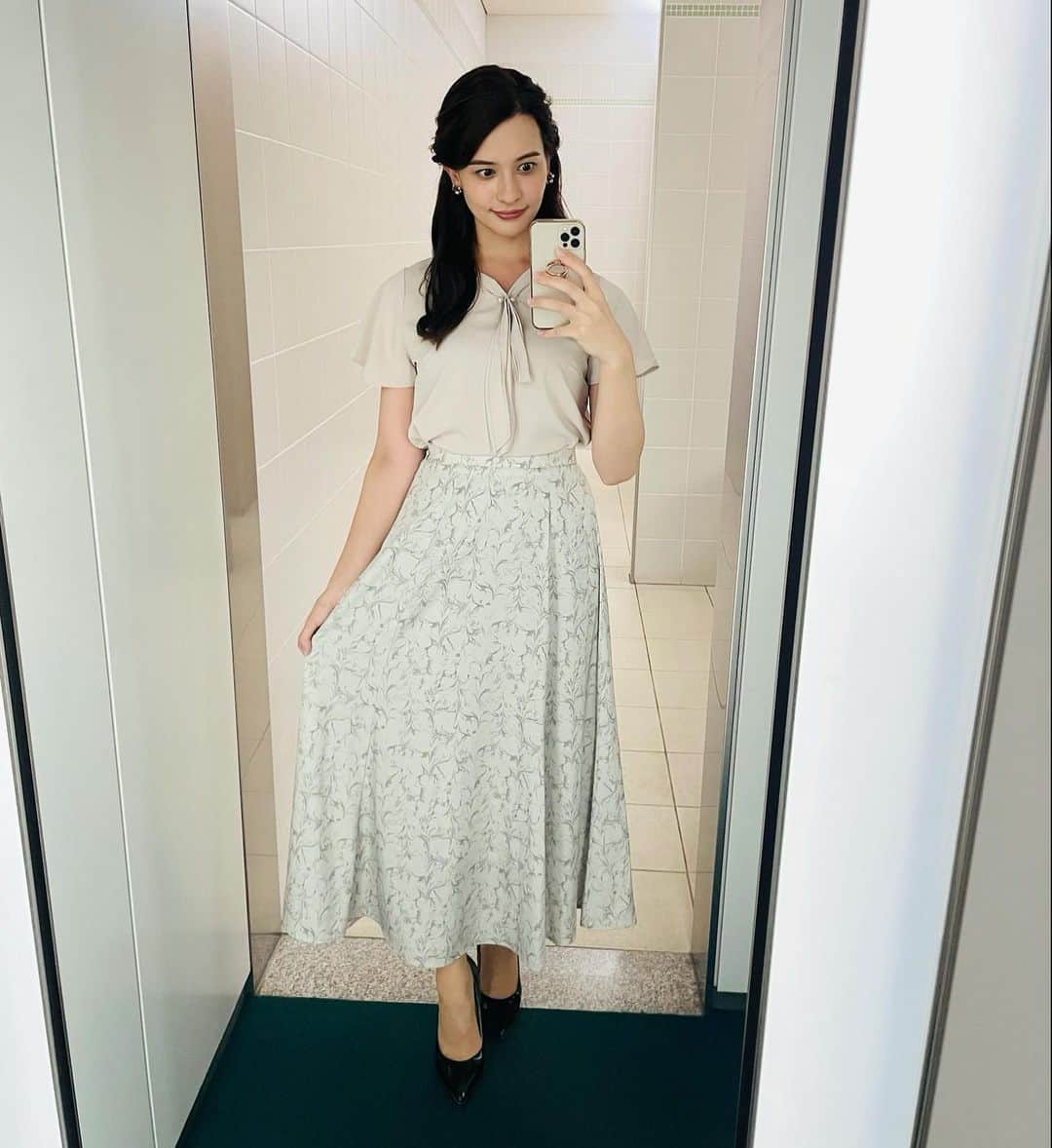 エリザベス・ハードキャッスルのインスタグラム：「news every.衣装👗  8月30日(月) 上品なスカート💐白黒のプリントって大人っぽく見せてくれて好きです🤍  スカート @ladymade_official   8月31日(火) レトロな雰囲気のワンピースかわいいですよね😍形がガーリーでも、色合いでほどよくなるのかな🤔  @msgracy_official   9月1日(水) スカートはほんのり緑で水玉模様があるレースが重なってふわっとしたデザイン！朱色のトップスとの相性がよかったです❤️  スカート @msgracy_official   9月2日(木) 写真が撮れてなかったのですが…珍しくパンツスタイルでした🌟グレーのワイドパンツに、テロンと着心地の良い白ブラウスが上品でした😊  トップス @12twelveagenda  パンツ @msgracy_official   9月3日(金) 大人っぽい黒ワンピ🖤襟のある感じ大好きです☺️  ワンピース @wildlily_daikanyama  ピアス @riele.acc   素敵な衣装をありがとうございました😊  #日本テレビ #newsevery. #アナウンサー #キャスター #アナウンサー衣装」