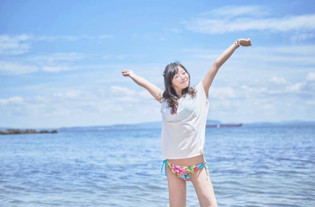 柚木えりなのインスタグラム：「まだまだ暑い日が続きますが、 今日は #秋分の日 🍁  #彼岸の中日 でもあるので お墓参りへいってきました🍀  彼方の岸から、此方の岸へ。  お彼岸、お盆には修行中のご先祖様も 自由に子孫の元へ帰ることが出来る。  とても大切。  ご先祖様のおかげで今の私がいる。 お墓参りや御仏壇のお掃除、 生花を飾り、食べ物をお供えして ご先祖様へご挨拶。  いつも見守ってくれている事に感謝☺️」
