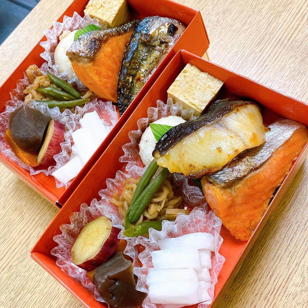 最愛のインスタグラム：「今日の昼食は🍴 松下さんからステキなお弁当をいただきました✨ なんと...お肉とお魚の4種類‼️ 松下さん、ご馳走様でした😋  お肉のお弁当はTwitterで❤️  #tbs#最愛ドラマ#さいあい #松下洸平 #お魚弁当」