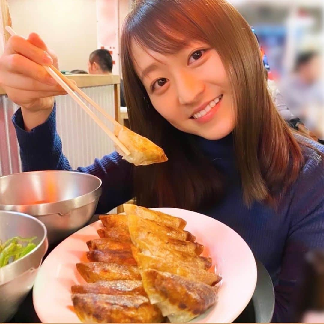 片渕茜さんのインスタグラム写真 - (片渕茜Instagram)「食べるのが大大大好きで、今日も秋限定フラペチーノ、秋限定アイスを２つも平らげてしまいました。 秋は食欲が抑えられません。。 さて、そんなグルメ仲間の皆さん(?)にお知らせです。  「孤独のグルメ」原作者の久住昌之さん、「サ道」出演中の磯村勇斗さん、テレ東食ドラマプロデューサーによる「うまい飯座談会」があす開催されます🥘 私は進行を務めます。  ロケ先やプライベートで出会った推し飯について語り合うという、食好きによる食好きのための集いです。  ちなみにこの写真はいつかの美味しかった餃子です🤤 この間の「孤独のグルメ」のモンゴル料理も美味しそうだったなあ。。行きたいお店が尽きません。  詳しくは「うまい飯座談会」で検索してみてください(^ ^)  #孤独のグルメ　#久住昌之　さん #サ道　#磯村勇斗　さん」9月24日 1時54分 - akane_katafuchi