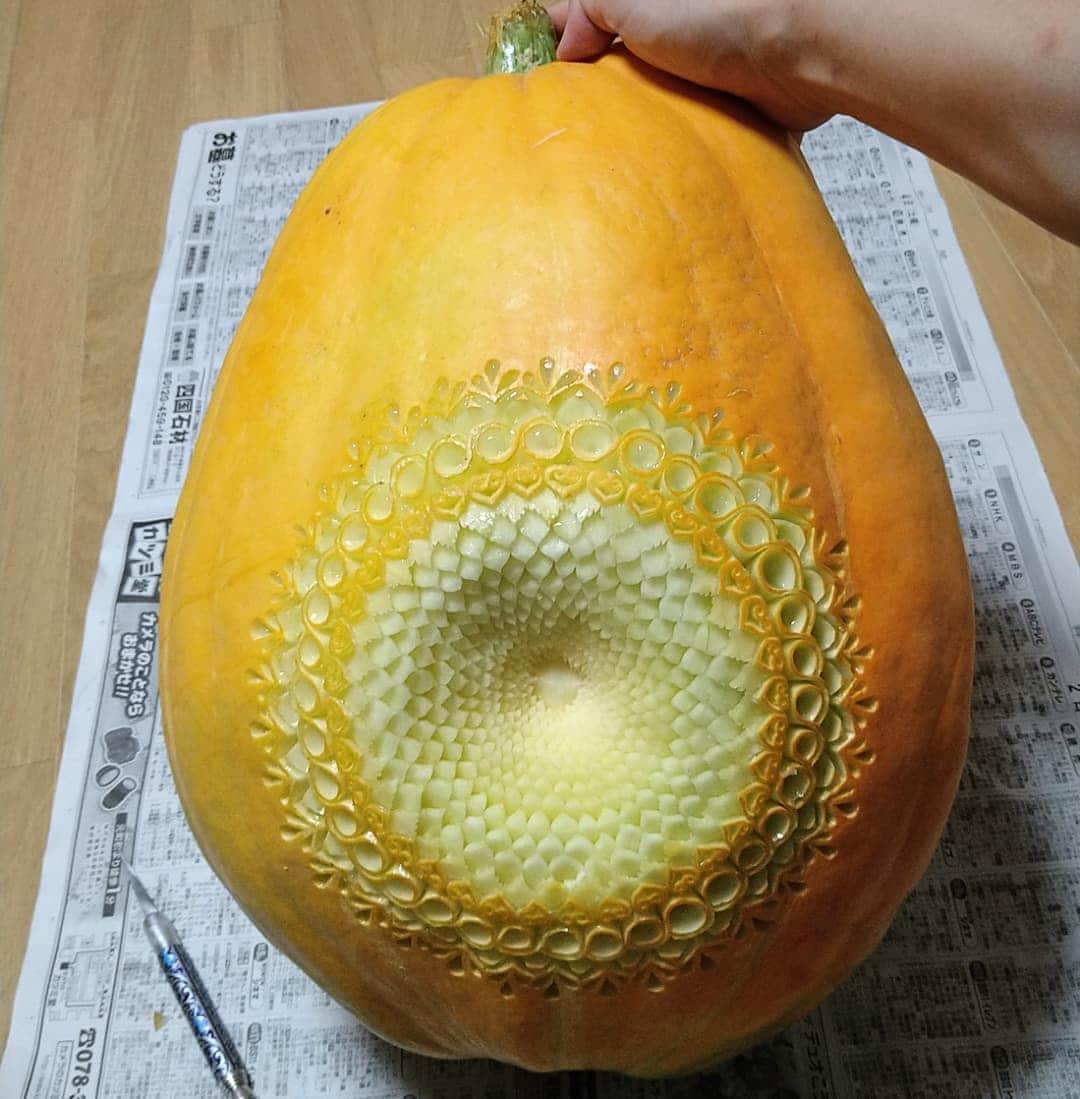 gakuのインスタグラム：「🎃pumpkin カービング用に実家で育ててもらったアトランティックジャイアントカボチャ 母と兄に感謝  #carving #vegetablecarving #vegetable #pumpkin #ベジタブルカービング #カービング #野菜アート #野菜彫刻 #野菜」