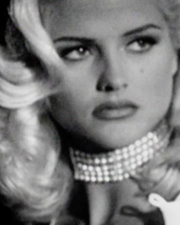 のインスタグラム：「Timeless beauty, forever #GUESSGirl 🖤 #AnnaNicoleSmith」