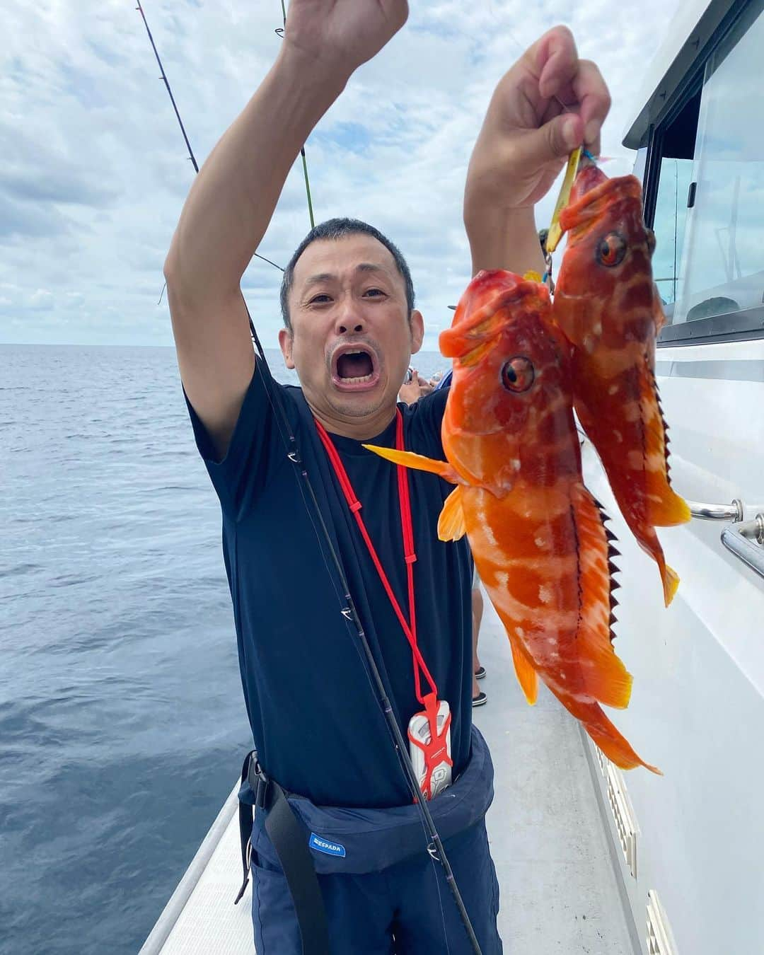 矢野由希子さんのインスタグラム写真 - (矢野由希子Instagram)「綺麗なねぎょぎょが釣れたよ。 アカハタさんだよ。 ジャッカル @jackall_jp のジグ 初おろししたよ。 マネージャー @ikemako は 私を撮ってくれているあいだに 2匹同時に釣れていたよ。 こちらはだだまきバンザイ みたいな名前のジグだったかな？  いつしかの週末のおはなし。  #アカハタ #アカハタさん #釣り #ねぎょぎょ #沖ノ島 #後ろに沖ノ島 #神の島沖ノ島 #だだまきバンザイ」9月23日 16時53分 - yanoyukiko_