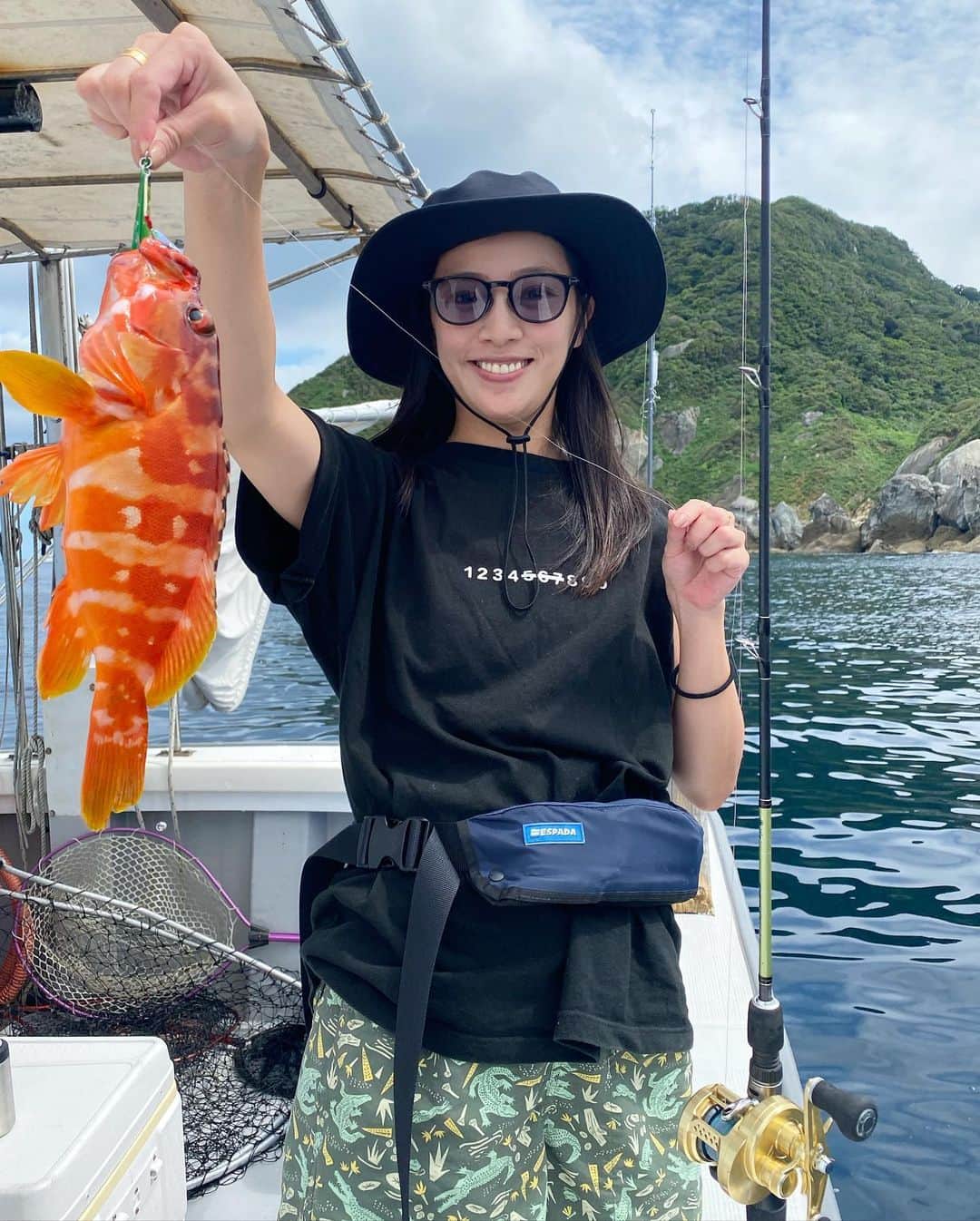 矢野由希子のインスタグラム：「綺麗なねぎょぎょが釣れたよ。 アカハタさんだよ。 ジャッカル @jackall_jp のジグ 初おろししたよ。 マネージャー @ikemako は 私を撮ってくれているあいだに 2匹同時に釣れていたよ。 こちらはだだまきバンザイ みたいな名前のジグだったかな？  いつしかの週末のおはなし。  #アカハタ #アカハタさん #釣り #ねぎょぎょ #沖ノ島 #後ろに沖ノ島 #神の島沖ノ島 #だだまきバンザイ」