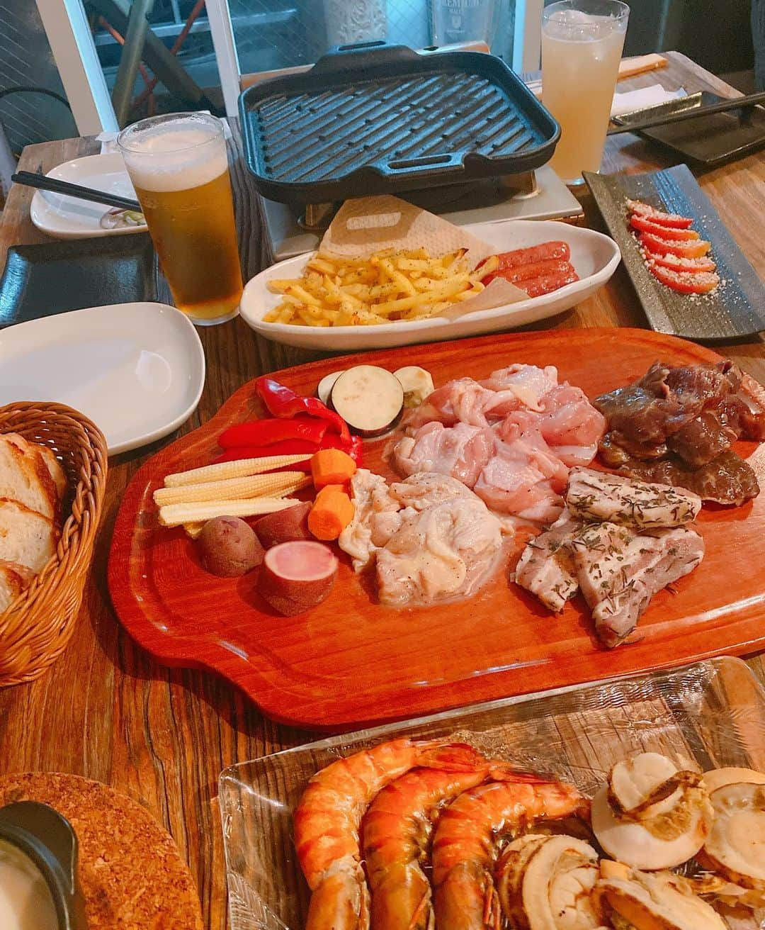 市川愛さんのインスタグラム写真 - (市川愛Instagram)「個室BBQ🍖 ベランダでお肉焼ける👏 雨だったので室内← 再びいつメン← 西麻布の隠れ家でした🏠 ニムトとはあっていうゲーム 盛り上がりすぎました🥳  #BBQ#室内BBQ#10thstory#西麻布#西麻布BBQ#３人でもBBQは楽しい」9月23日 17時01分 - pkmnai