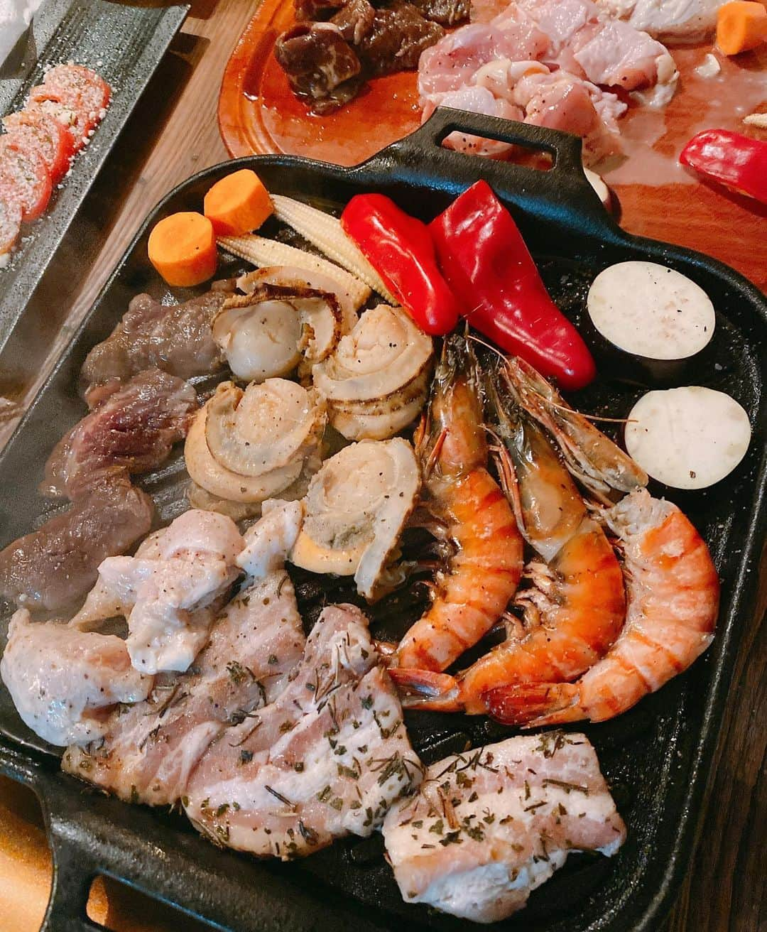 市川愛さんのインスタグラム写真 - (市川愛Instagram)「個室BBQ🍖 ベランダでお肉焼ける👏 雨だったので室内← 再びいつメン← 西麻布の隠れ家でした🏠 ニムトとはあっていうゲーム 盛り上がりすぎました🥳  #BBQ#室内BBQ#10thstory#西麻布#西麻布BBQ#３人でもBBQは楽しい」9月23日 17時01分 - pkmnai