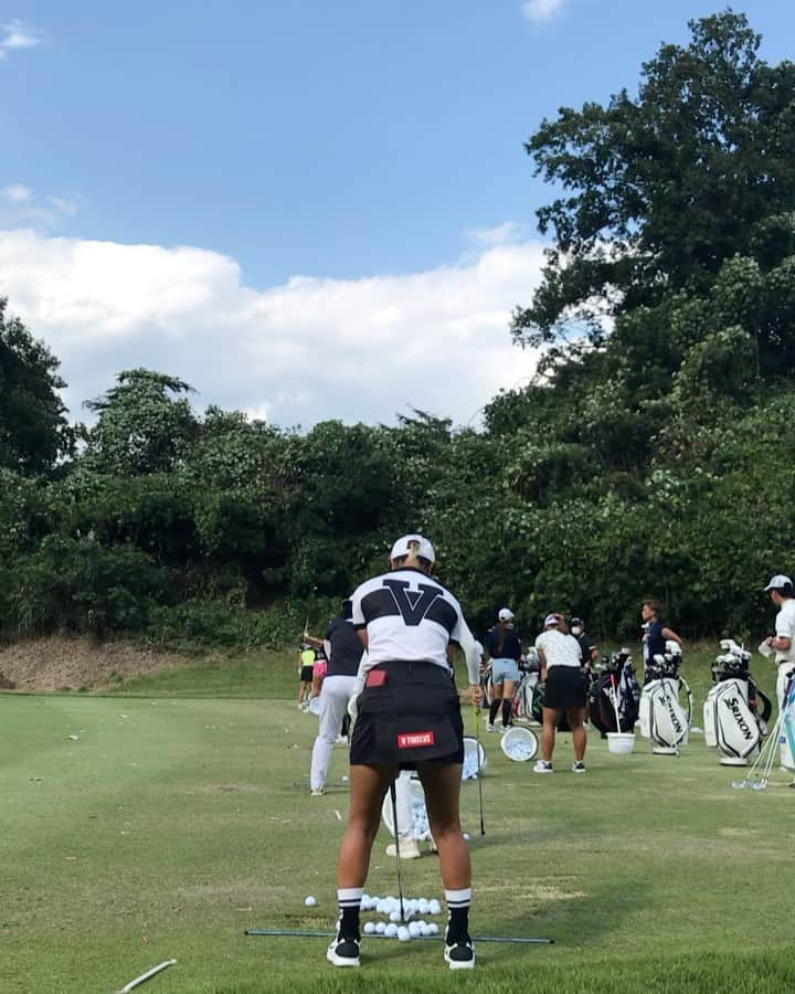 藤本麻子のインスタグラム：「. . 後ろからのあーこ🏌🏻‍♀️ .」