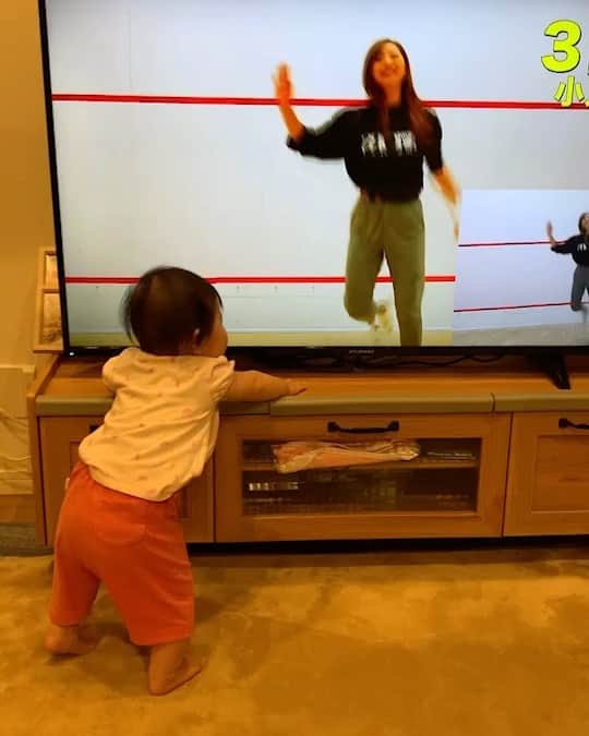 のインスタグラム：「姪っ子がつかまり立ちしました♡ それも音楽に合わせて踊ってる！！ そして、その様子を見て 爆笑している甥っ子...。。。 何がそんなに面白いんだか？！笑 #MAXLINA #姪っ子10ヶ月 #甥っ子８歳 #成長日記」