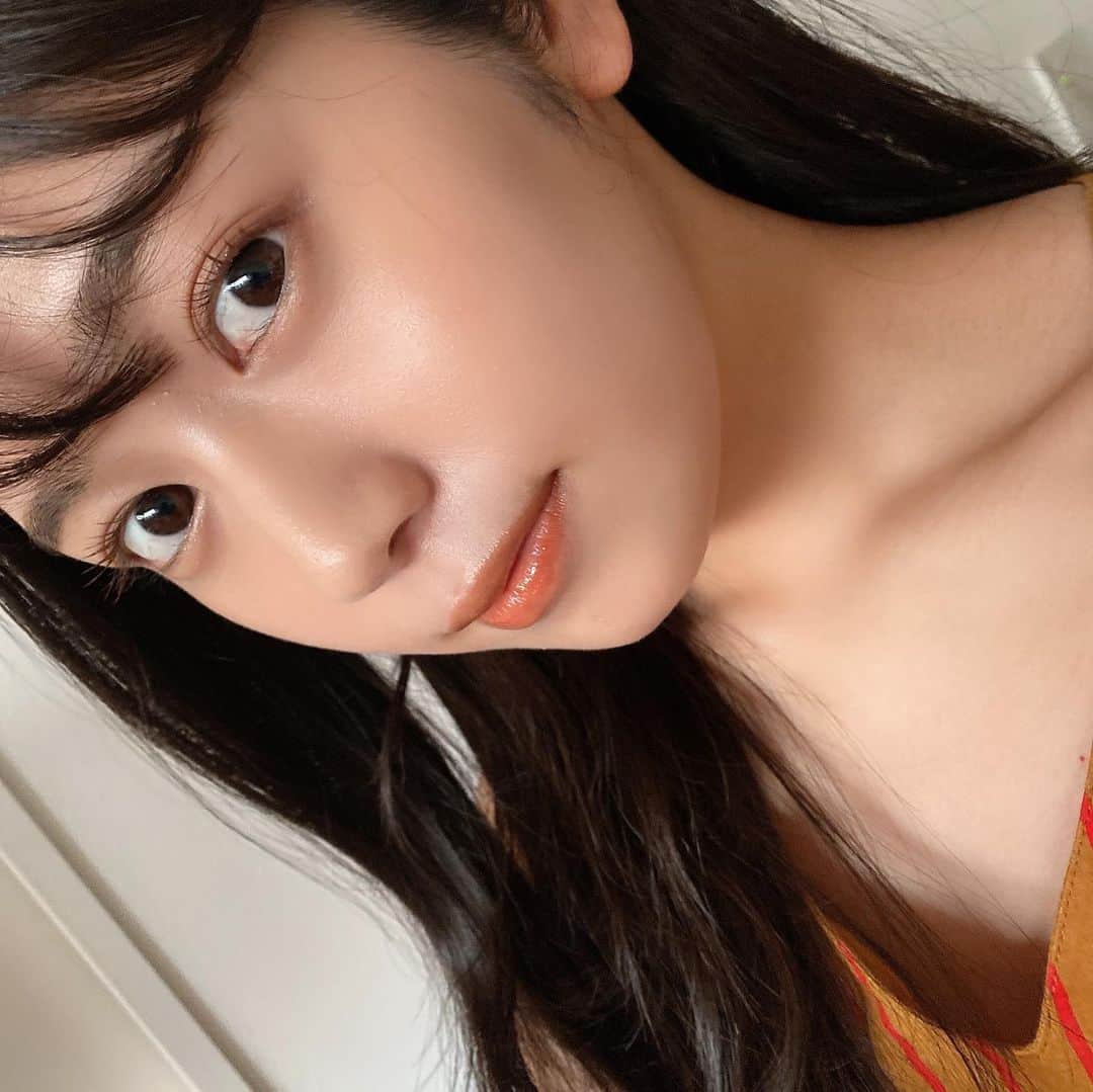 浅野杏奈さんのインスタグラム写真 - (浅野杏奈Instagram)「うひょひょ🤍 ネット注文していて届いたぞい😍 可愛い赤(25)と可愛いベージュ(307)にしましたよん！  布のショッパーも付いてきて、プレゼントに良いですね🙆🏻‍♀️❤️  #リップ #gucci  #爪が可愛い姉にリップを持ってもらった」9月23日 17時45分 - this.is.anna_box