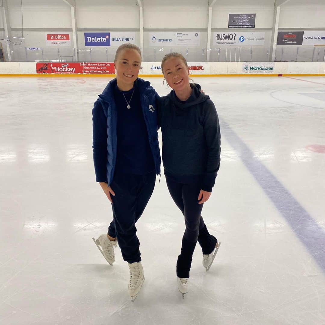 キーラ・コルピのインスタグラム：「Tänään #Lumikuningatar treeneissä oli mukana myös ihanin @lauralepisto❤️  Eilen oli tapahtuman pressipäivä, jossa julkistettiin kaksi lisäshow’ta tammikuun alulle👏🏼👏🏼  Toivottavasti nähdään Tampereella😘  @lumikuningatarfi @snodrottningen2022  #lumikuningatar #snödrottningen #snowqueenonice  @uroslive」