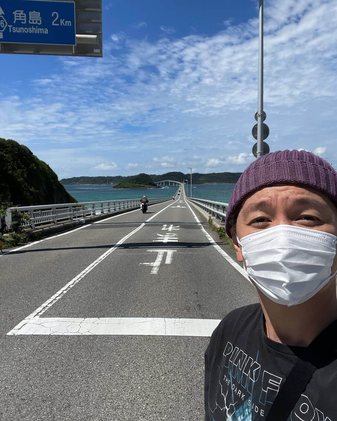 SHOCK EYEさんのインスタグラム写真 - (SHOCK EYEInstagram)「日本にはまだまだ知られてない絶景スポット、パワースポットがある。  こうして色々なところを巡って、紹介すると、  地元の人や、その場所に愛着を持った人が、とても喜んでくれる。  その場所を誇らしく思ってくれる。  もしくは、 忘れてた大切な気持ちを思い出してくれる。  この角島大橋の写真を音楽制作のスタッフに見せた時も、 地元の近くでめちゃくちゃ好きな場所でよく行ってた場所だと、教えてくれて、嬉しそうにしてた。  その表情を見て僕も嬉しくなった＾＾  いつも、 そんな皆の笑顔が見たくて、シャッターを押す。  沢山のコメント、いつもありがとう🙏  この日もとても綺麗なロケーションで最高の写真が撮れたよ✨  潮風、海の香り、眩しい光、感じてもらえるかな？  #角島大橋 #山口 #tsunoshima #tsunoshimabridge #yamaguchiprefecture #japantravel #japantrip #fujifilm #gfx100s #xs10 #beautifuldestinations #discoverjapan #discoverearth #voyaged #awesome_photographers #IamATraveler #wonderful_places #japanphoto #japanphotography #japan_of_insta #livingonearth #theglobewanderer」9月23日 18時26分 - shockeye_official