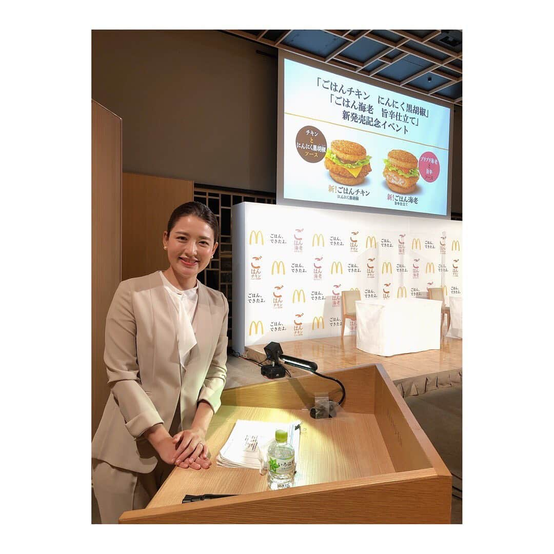 小熊美香さんのインスタグラム写真 - (小熊美香Instagram)「🍔 昨日行われた マクドナルドの新発売記念イベントの 司会を務めました🎤✨  9月29日から、 夕方5時〜の夜マックで販売される 「ごはんバーガー」シリーズの ごはんチキンとごはん海老😋  一足お先に試食させて頂きましたが、 どちらも、ボリューム満点で、 とーっても美味しかったです🤤🤤  ゲストでお越し頂いた 妻夫木聡さんと志尊淳さん、 さらにナイツの塙さんご出演の 新TVCMは今月28日から放送です☺️  #ちなみに #妊娠中に #ハンバーガー2個と🍔🍔 #セットのチキンナゲットを #ペロリと完食していたのは #ここだけの話🤫 #もちろんドリンクは #コカコーラゼロ🥤✌️」9月23日 18時41分 - ogumamika