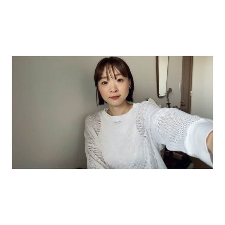 野尻美穂のインスタグラム：「今回はvlogをアップしたんだけど、オープニングだけ自宅で撮ることになり、ひなたが寝た隙を狙って寝室で小声で撮影😮‍💨 と言ってるところや、最後はしっかり編集でカットされてる🤣🤝（これは元動画）  自分が撮ったものを編集してくれてチェックする時って本当に楽しい🥰 詳しくはYouTubeにて🙌   #youtube コメントもストーリーズもメンション沢山ありがとうございます😉」