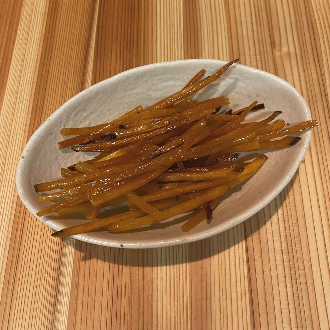 畑野ひろ子のインスタグラム：「お友達にお裾分けしていただいた芋けんぴが衝撃の美味しさでした😍‼️ #吉芋花火」