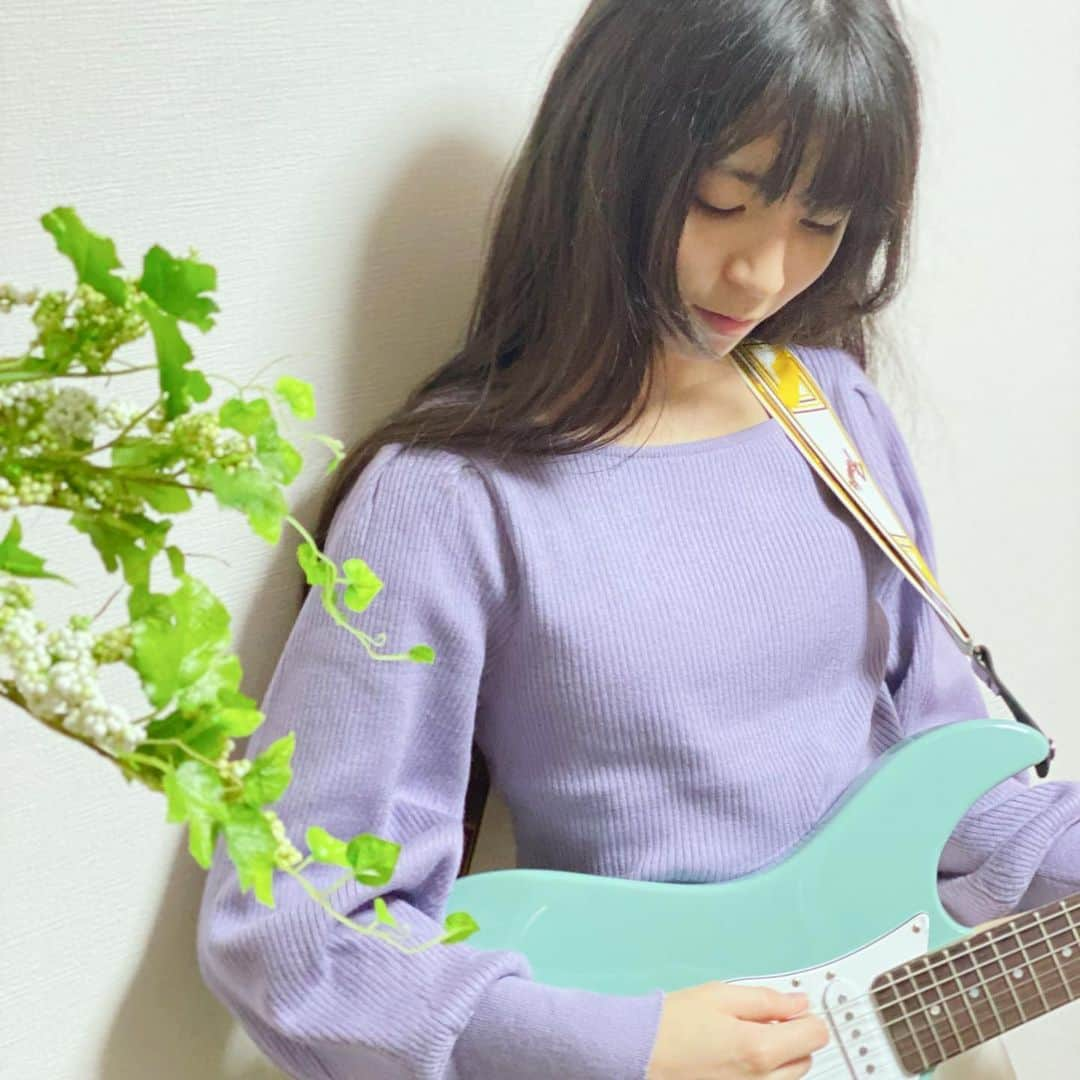 大里菜桜さんのインスタグラム写真 - (大里菜桜Instagram)「エレキギター🎸を始めます😊 まだ使い方がサッパリわかりません。YouTube見ながら覚えてみますが不安です。 詳しい方色々教えてください🙏 まずは、この子の名前を考えてみます🙋‍♀️命名まであまり期待せずにお待ちください(誰もしてない😂)  #エレキギター #演奏 #いつかできるのか #大里菜桜#命名式 #弾き方わからない#とりあえずチューニング#思ったより重い＃弾けたらいいなの憧れ」9月23日 19時48分 - naooosato