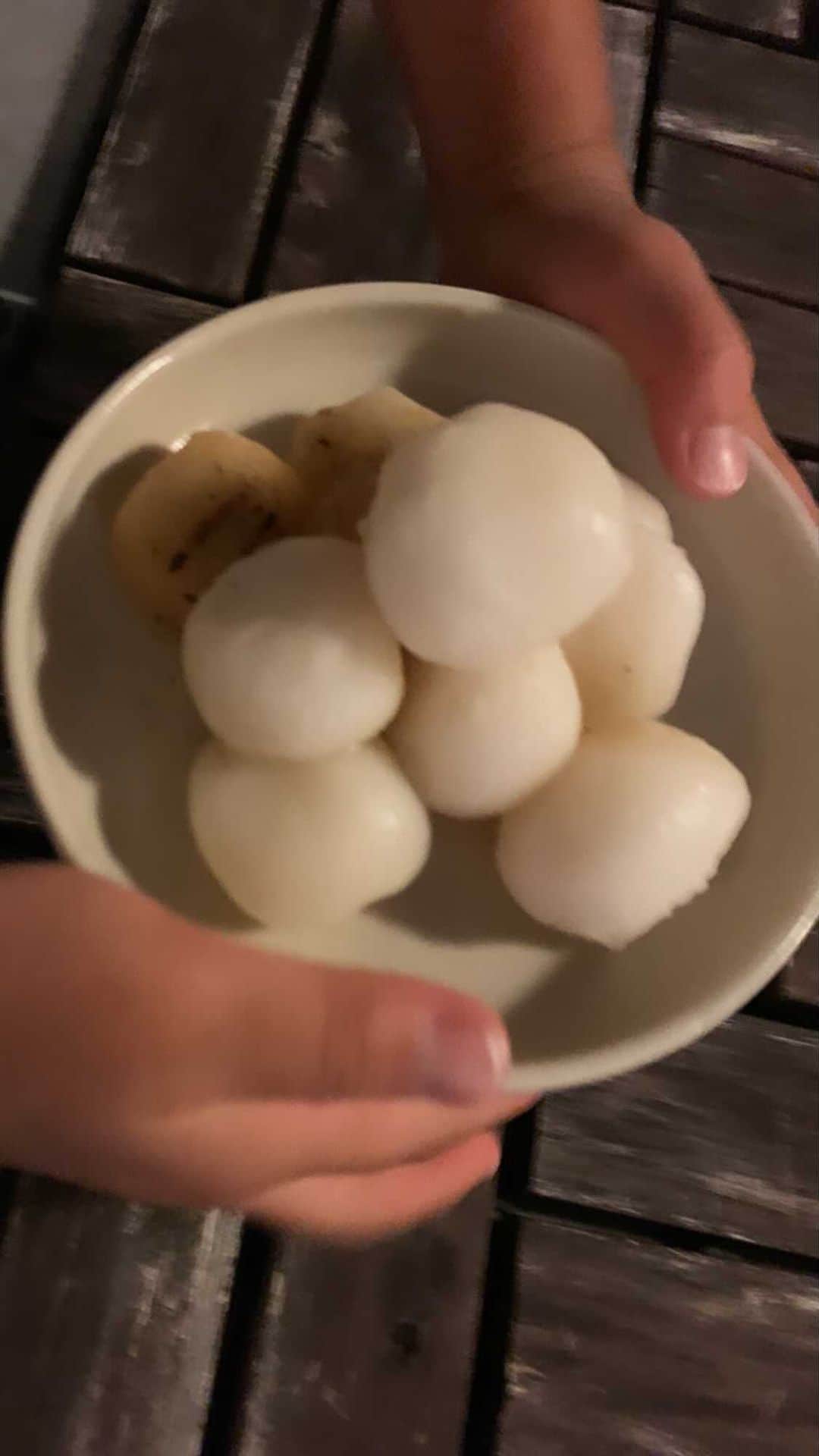 宇藤えみのインスタグラム：「十五夜はお団子を食べたいと約束していたのでお団子を作っていましたが、家に帰ると自分でも作りたいと…なので簡単な白玉作り。 粘土のようにこねこね。 ふぞろいのお団子たちだけど 坊言わく、 自分で作ったお団子は お月さまの中にいるうさぎさんたちに負けないくらい美味しかったようです。笑 お月見しながら あんこやきなこやみたらしでも美味しくいただきました🎑 まだまだ芋掘りやら季節のイベントが中止になったり…少しでも季節を感じれることを家ではやってあげたいなぁと。 #暮らし#中秋の名月」