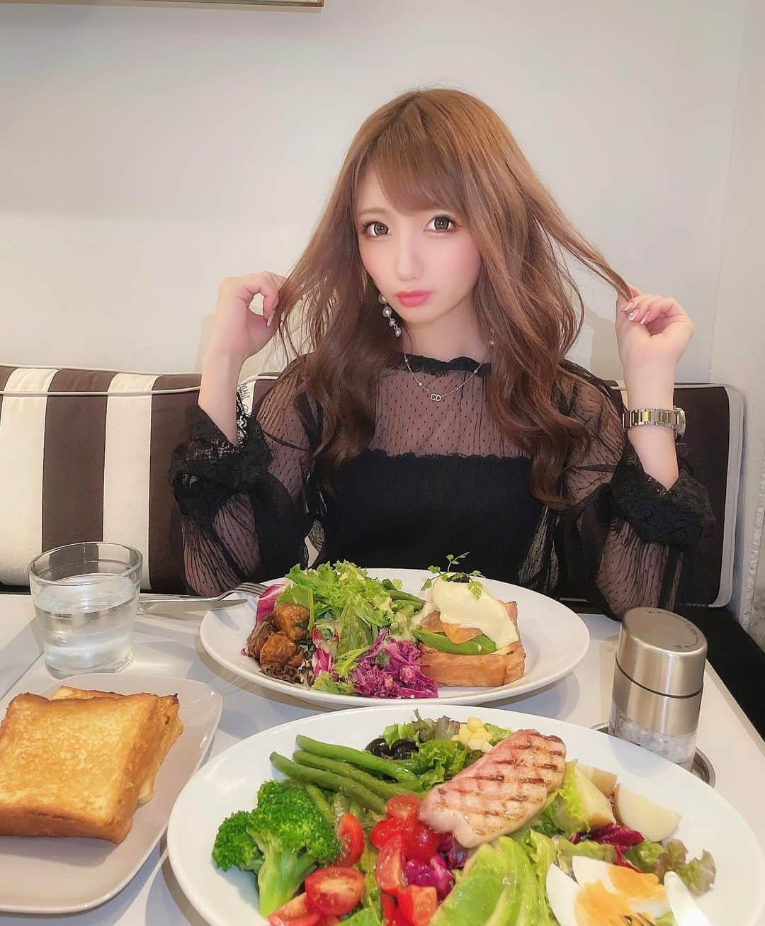 まゆぴちゅーさんのインスタグラム写真 - (まゆぴちゅーInstagram)「フレンチトーストが絶品のカフェ🤤🍞❤︎  恵比寿駅から徒歩5分くらいのところにある M house(エムハウス)🍴🍳💓  マーサー系列のお店で、 表参道のマーサーブランチとかも行ったこと あるけどここのフレンチトーストが ほーーーーんとに美味しいの🥺🥺💗💗💗  そして顔の輪郭をシュッとさせたい😭😭！ 顔のお肉をなくしたい😭😭！！！ と思って、  先日湘南美容クリニック池袋東口院( @ikebukuro.east.sbc )の 赤尾先生( @sbc_akao )のところにいってきました🥺✨  『輪郭スッキリQ +(脂肪溶解リニア)』  ってゆーハイフを受けてきたの♡♡  “脂肪溶解注射”やろうと思ったら、 こっちの“脂肪溶解リニア”の方が腫れるとかの ダウンタイムもないしオススメだよ！ って教えてくれたの❤︎  確かに腫れたりなかったし、痛みもそんななくて！  1ヶ月後とかに より効果出てくるらしいから楽しみ💋  凄腕で有名な赤尾先生、いつも丁寧に お話聞いてくださりありがとうございます☺️✨ . . . #湘南美容クリニック #sbc #脂肪溶解リニア #脂肪溶解ハイフ #赤尾先生 #美活 #恵比寿カフェ #mhouse #エムハウス #恵比寿ランチ #恵比寿グルメ #マーサーカフェ #マーサーブランチ #フレンチトースト #おしゃれカフェ #おしゃれランチ #渋谷カフェ #ビジョビ」9月23日 19時54分 - mayu_03pichu