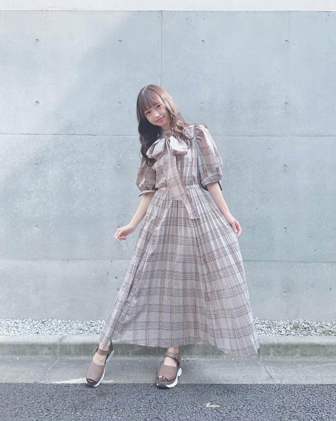 畑美紗起のインスタグラム：「秋はやっぱりチェックがかわいい…👗🍁  スカートがプリーツなのもすき。！  ワンピース🏷 @snidel_official  スニーカーサンダル🏷 @snidel_official (去年？の)  #今日のコーデ  #夏コーデ  #ワンピース #ワンピースコーデ #ファッション #秋服コーデ #秋コーデ #秋服 #スナイデル #スナイデルワンピース #ファッションコーデ #コーデ #ラストアイドル #畑美紗起 #みちゃしふく #コーディネート  #fashion #fashiongram #fashionista #ootd #ootdfashion  #instafashion #dailylook #onepiece #coordinate #snidel #snidelワンピース」