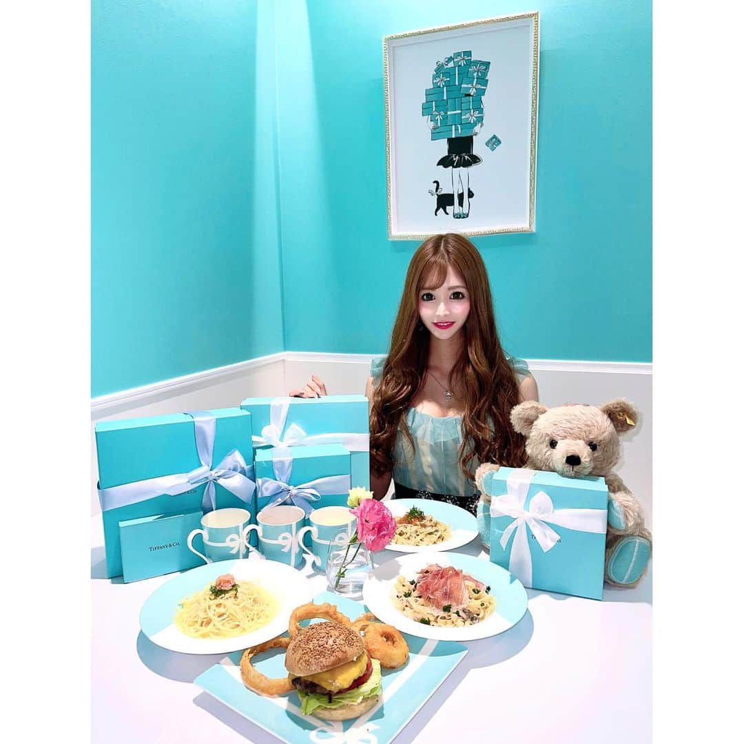 椿あいなのインスタグラム：「・ ・ ランチおいしかったぁ☺️💓 ・ フードファイターみたいなってる😂😂😂 ・ @xcafe_kobe_suidousuzi  #lunch #tifany  #tifanycafe #ティファニーカフェ #ティファニー #女子会 #神戸 #神戸カフェ」