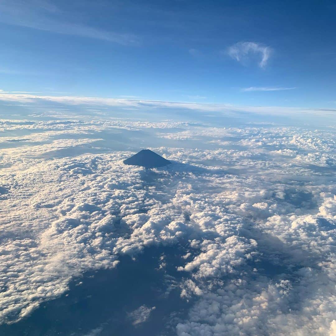 北村優衣さんのインスタグラム写真 - (北村優衣Instagram)「✈︎✈︎✈︎ ここからぴょんと飛び降りても お日様のいい匂いがする雲が受け止めてくれて ベットみたいにふかふかなんだろうなとか 本気で思っちゃうよね。いまだに。(やりませんけども！！！) ひょっこり覗いてるお山はまだ冠雪してない富士山🗻」9月23日 20時25分 - kitamura_y910