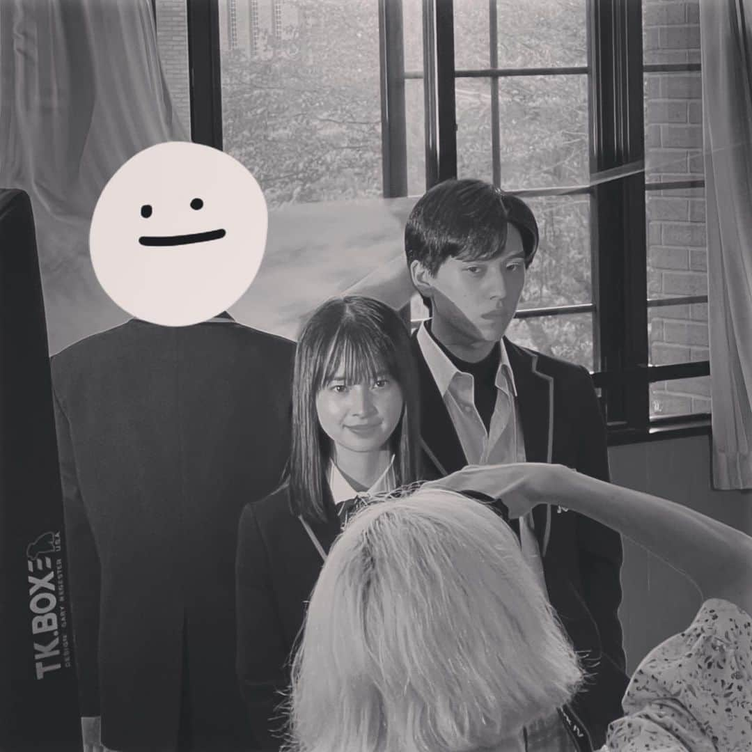 この初恋はフィクションですさんのインスタグラム写真 - (この初恋はフィクションですInstagram)「.  ＿＿＿＿＿＿＿＿＿＿ ♡  オフショット ♡ ￣￣￣￣￣￣￣￣￣￣ ポスター撮影ビハインド〜🟣  【with祖父江 編】  ドラマのキーパーソンである 正体不明の不思議な転校生 ソブーこと祖父江広樹も撮影に 参加していました〜😱✨  #祖父江くんは誰だ でみんな 予想をしながらドラマを 楽しんでみてください❣️❣️❣️  #この初恋はフィクションです  #初恋F #10月11日スタート  #飯沼愛 #坂東龍汰 #窪塚愛流  #武山瑠香 #赤穂華 #三浦涼菜 #エモサス」9月23日 20時32分 - hatsukoi_f_tbs