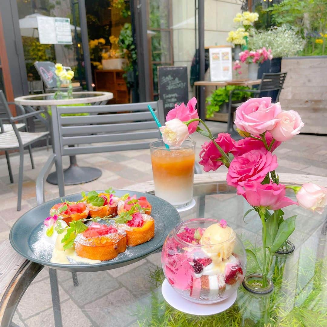 あやちゃんさんのインスタグラム写真 - (あやちゃんInstagram)「お花屋さんカフェ☕︎︎‎𓂃 𓈒𓏸❁✿✾  テラスで打ち合わせ☁️✨  今日avecから発売したブルーのセットアップがめちゃくちゃ可愛い🤍🕊 ︎︎︎︎☑︎[ @avectoi_official_ ] ショート丈にハイウエストパンツだからまじでスタイル良く見える✨ 中に着てるシャツもavecのオリエンタルクラシカルブラウス♡ リボンをベルトにしてるの🖤オシャレ感がかなりアップするテク🤫💕  ♡赤坂Bizタワー店 ♡営業時間　8:00-18:00 ♡地下鉄千代田線「赤坂駅」直結  #赤坂カフェ #赤坂グルメ #赤坂ランチ #赤坂 #東京カフェ #東京グルメ #東京ランチ #青山フラワーマーケット  #青山フラワーマーケットティーハウス#ティーハウス #青山フラワーマーケットカフェ#aoyamaflowermarket #aoyamaflowermarketteahouse #赤坂カフェ #フラワーカフェ#花屋のカフェ#花カフェ #フレンチトースト  #お花巡り #カフェ巡り  #セットアップコーデ #セットアップ #ブルーコーデ #水色コーデ #パンツスタイル #韓国ファッション #韓国コーデ #シャツブラウス #今日のコーデ」9月23日 20時39分 - aya.you.love.r