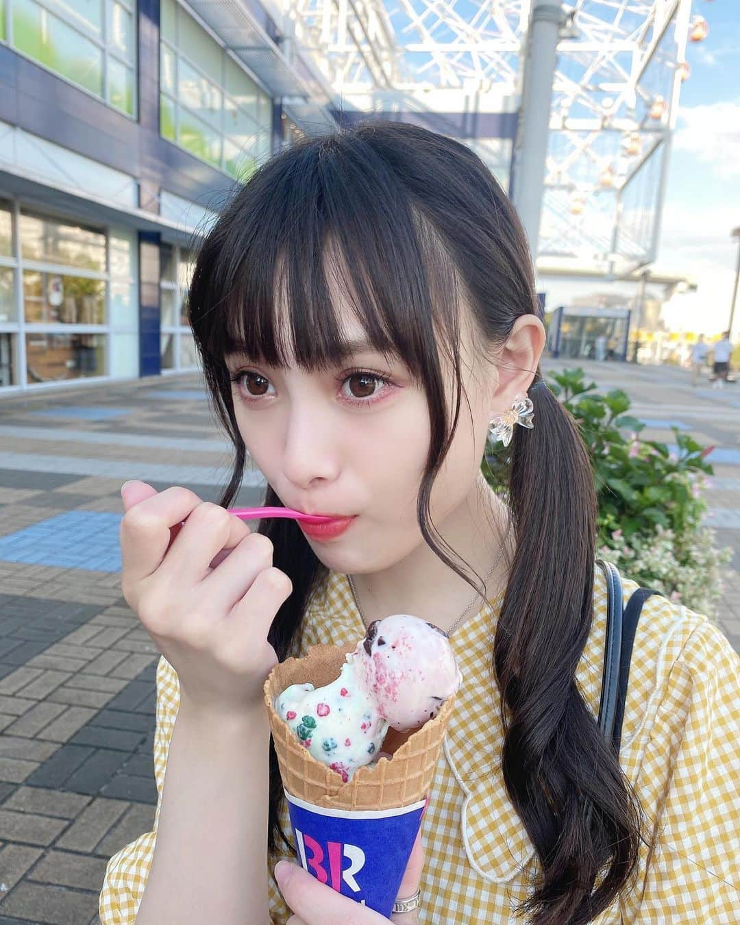 梅山恋和さんのインスタグラム写真 - (梅山恋和Instagram)「◡̈♥  . .  アイスいるー？🍨  . .  #アイス#ツインテール #557#おもち映え」9月23日 20時45分 - cocona_umeyama