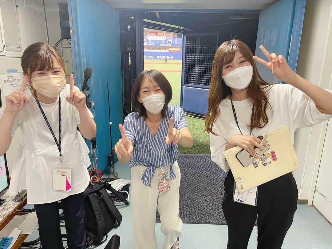 古賀文沙のインスタグラム：「・ ・ ・  今日は日本ハム戦担当させて頂きました  写真は尊敬する先輩方と 37年ぶり11連勝のとき テンション高めの11☝️  日々勉強、勉強、で幸せです 今シーズン残り1ヶ月。  ・ ・ ・  #オリックスバファローズ」