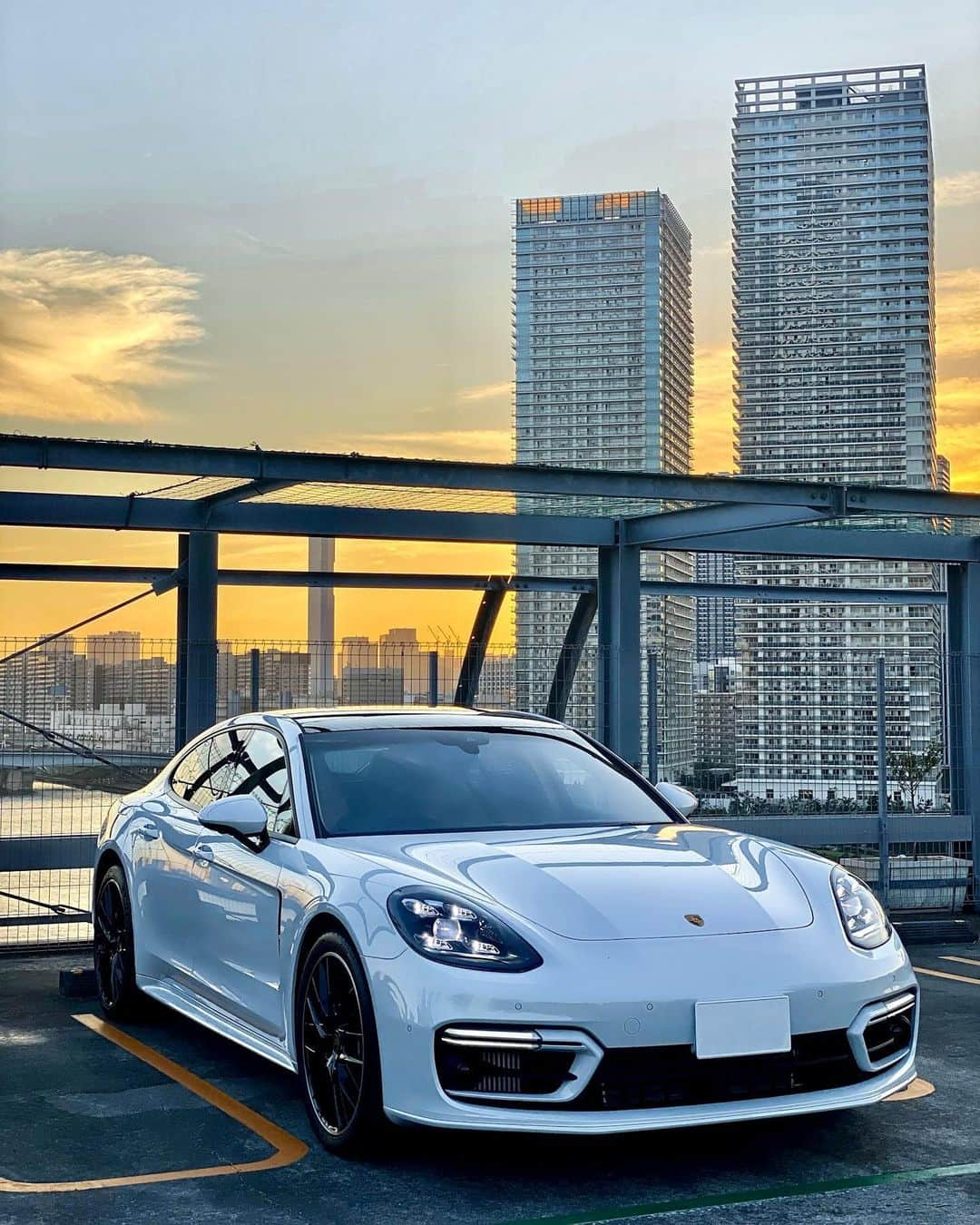 甲村仁絵さんのインスタグラム写真 - (甲村仁絵Instagram)「.  PORSCHE ~Panamera ~ 納車🤍 翔平の７年越しに叶った夢👦🏻 ほんとおめでとう🤍  沢山の思い出を作っていこう☺️  #PORSCHE #Panamera #愛車」9月23日 21時00分 - hitoe_style