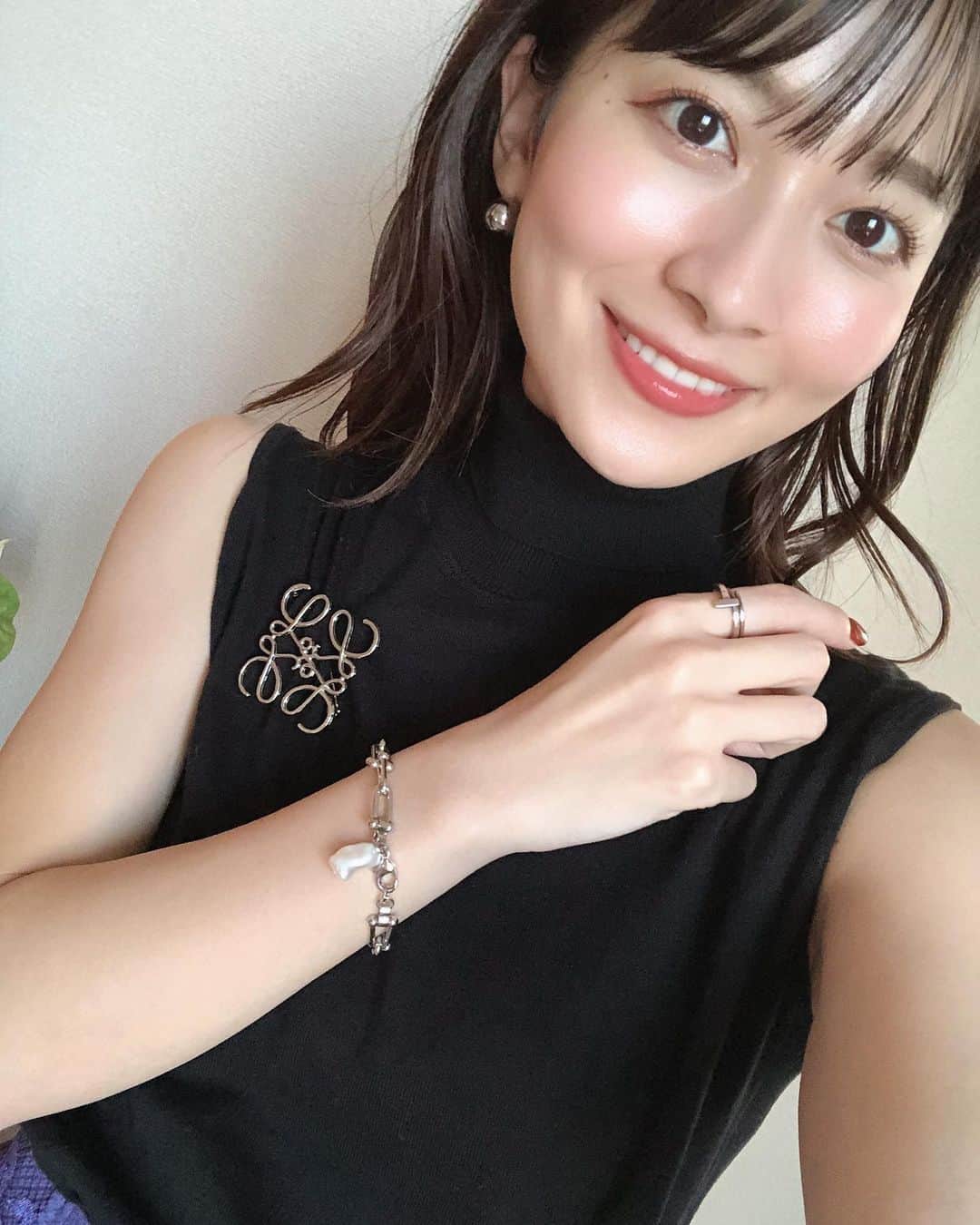 山本里菜さんのインスタグラム写真 - (山本里菜Instagram)「. 今日のシルバーアクセサリー達❤︎ このブレスレットとってもお気に入り😆  秋分の日はお休みだったので のんびりゆっくり過ごしました🍂🌾  そして今から梨を食べます🍐 いただきます❤️❤️❤️  #シルバーアクセサリー　#シルバーアクセ #シルバー　#アクセサリー　#手作りアクセサリー　#ハンドメイドアクセサリー #ジュエリー　#ティファニー　#梨　#秋分の日　#メイク」9月23日 21時24分 - rinayamamoto_0622
