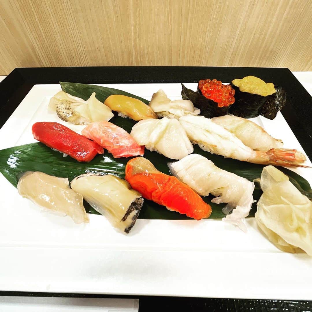 眞鍋かをりのインスタグラム：「大好きな釧路のお寿司屋さん「四季彩」が催事で首都圏に来てます ９月28日までは上大岡の京急百貨店　大北海道展に出店してるそうです。 釧路から新鮮なネタを空輸してるそうで、現地じゃないと食べられないクオリティのお寿司たち🍣 タコの卵とか珍しいネタも！」