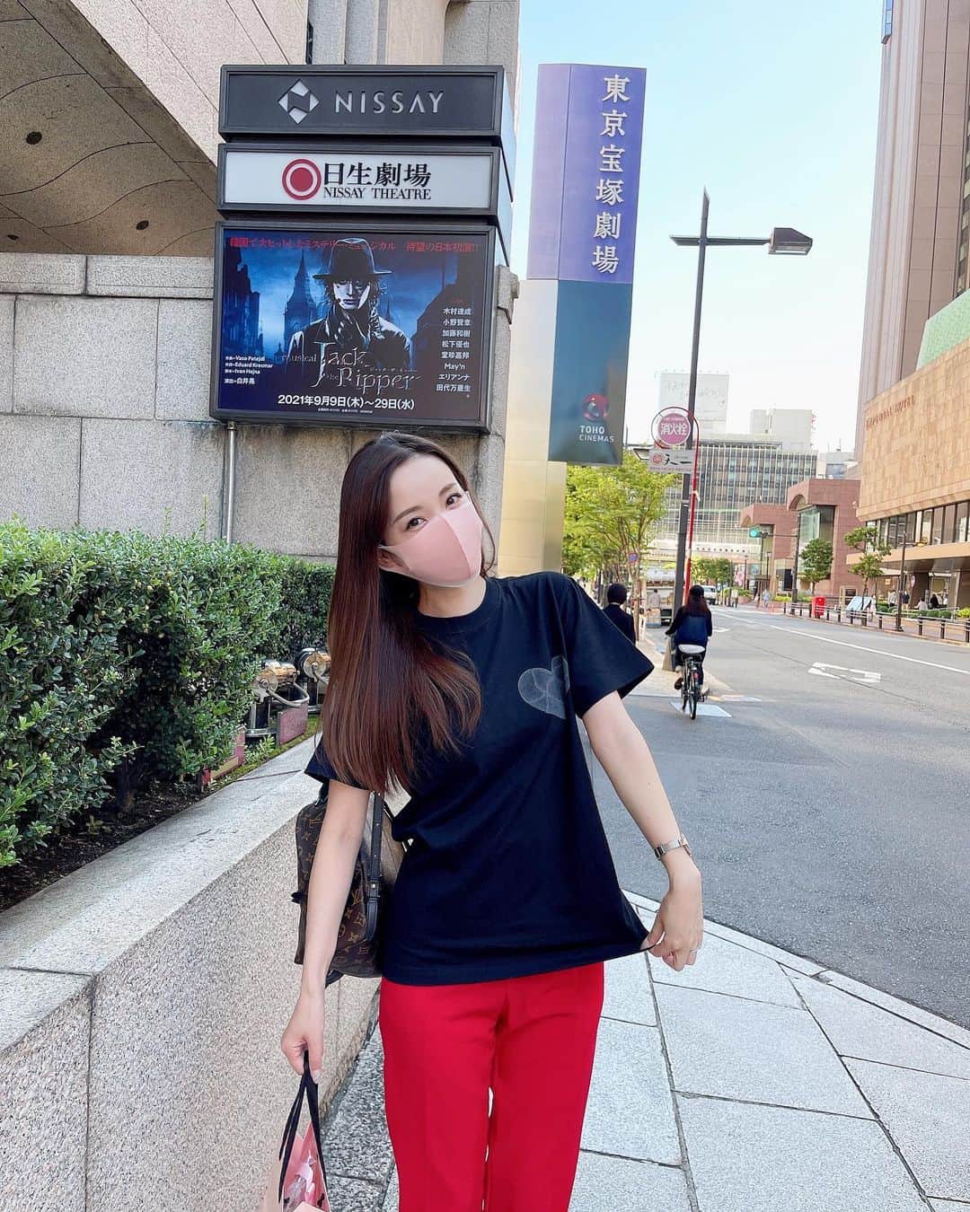 瀬戸早妃のインスタグラム：「ストーリーも楽曲も演出も何から何まで大好きで、 すんごくハマってしまった… musical Jack the Ripper🔪🥀  しゃもちゃんが大ファンのオム様がダニエル役だったこともあり、大スターが勢揃いの韓国版をネットで何度も予習して…🇬🇧 身体の中のJACK熱高めて観に行きました (しゃもちゃんは韓国版の日本公演を青山劇場で10回も観るほどハマったそうで、私もそれはそれは本当に楽しみにしていました💓)  最高の日本人キャストの初演を観る事が出来て、心から幸せでした‼️  全てのキャラクターに感情移入しすぎて 1回では足りなさ過ぎました…😢 全キャラが主役のアナザーストーリーもそれぞれ観てみたい❤️ みんなの生い立ちとか生き方とか全てを知りたくなる👀  今私たちはこの現代の日本に生まれ、育ち、不自由ない日々を送れているけれど 国が違ったら？時代が違ったら？色々と考えさせられます✨ JACKの時代に生きた人々の生きるパワーからは元気を沢山貰えるし、 ミュージカルって心から最高だなって改めて思えました⸂⸂⸜🔥⸝⸃⸃  あまりにハマり過ぎて公演Tシャツとキーホルダーまで買ってしまった…(笑)👕🕵️‍♀️ おせんべいも欲しかったしハンドタオルも欲しかった…沼…✋ 3枚目の写真はしゃもちゃんが撮ってくれました❣️ @sym_chaaan   東京公演は残りわずかですが、皆さんに是非みてほしい作品です❤️  #jacktheripper #ジャックザリッパー #切り裂きジャック #ミュージカルジャック #ミュージカルJTR  #日生劇場 #ポリーとアンダーソンのシーンで涙腺崩壊 #薔薇綺麗だった #うわぁぁん😭😭」