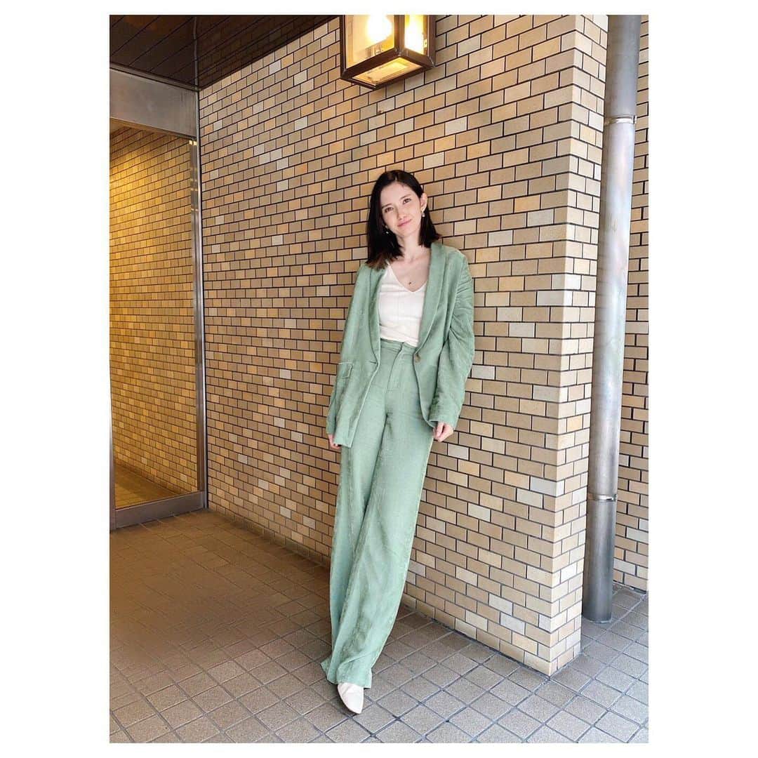 市川紗椰のインスタグラム：「ドゥーさんへのあたたかい言葉、ありがとうございます。投稿するかどうか正直迷いましたが、みなさんが優しい言葉をかけてくれて感謝です。 ⁡ さて まだまだ暑いですが、皆様はいかがお過ごしでしょうか。私は徒歩移動で汗を大量にかき、肩の上で塩が作れそうでした。 ⁡ さてさて 明日、ヒルナンデスとタモリ倶楽部の放送があります。ヒルナンデスの出演は100万年ぶり。大好きなユニクロでわいわいしました。 タモリ倶楽部は鉄道企画です。鉄道好きの中でもニッチな趣味の方々を紹介します。 ⁡ もし良かったらぜひ。J-WAVE orient star time and tide とNHKFMかけクラ の放送もあります。 ⁡ 日本テレビ「ヒルナンデス」 9月24日　11:55〜 ⁡ テレビ朝日「タモリ倶楽部」 9月24日　24:20〜 10月1日　24:20〜 ⁡ ⁡ #ヒルナンデス　の衣装は #セットアップ @masaco_teranishi #タンクトップ @hakuji_official #ピアス ＠＿＿ukiyosioka #ネックレス @__vebet__  です」